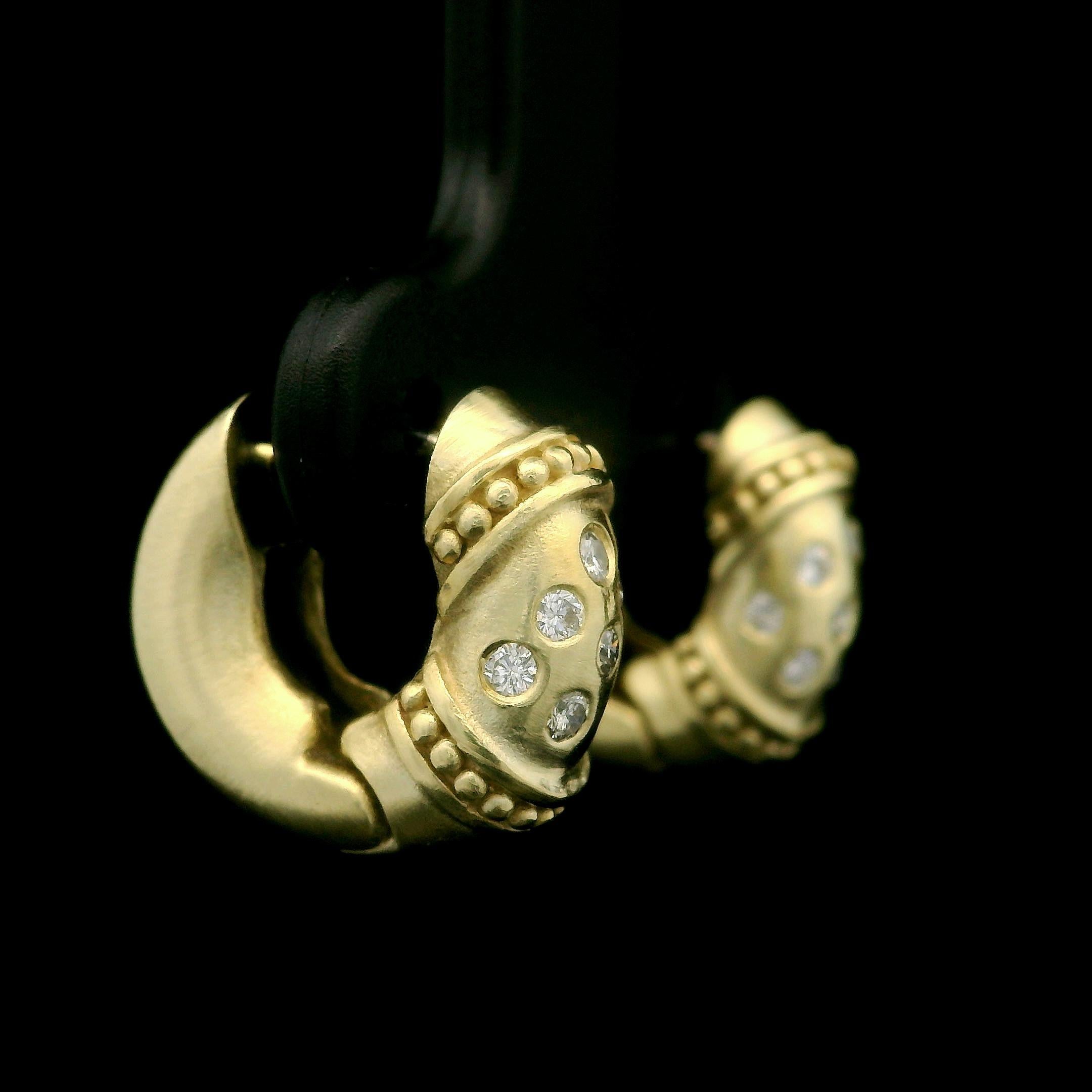 Taglio rotondo Orecchino a cerchio Petite Huggie in oro giallo 14k con diamante da 0,20 carati e finitura spazzolata in vendita