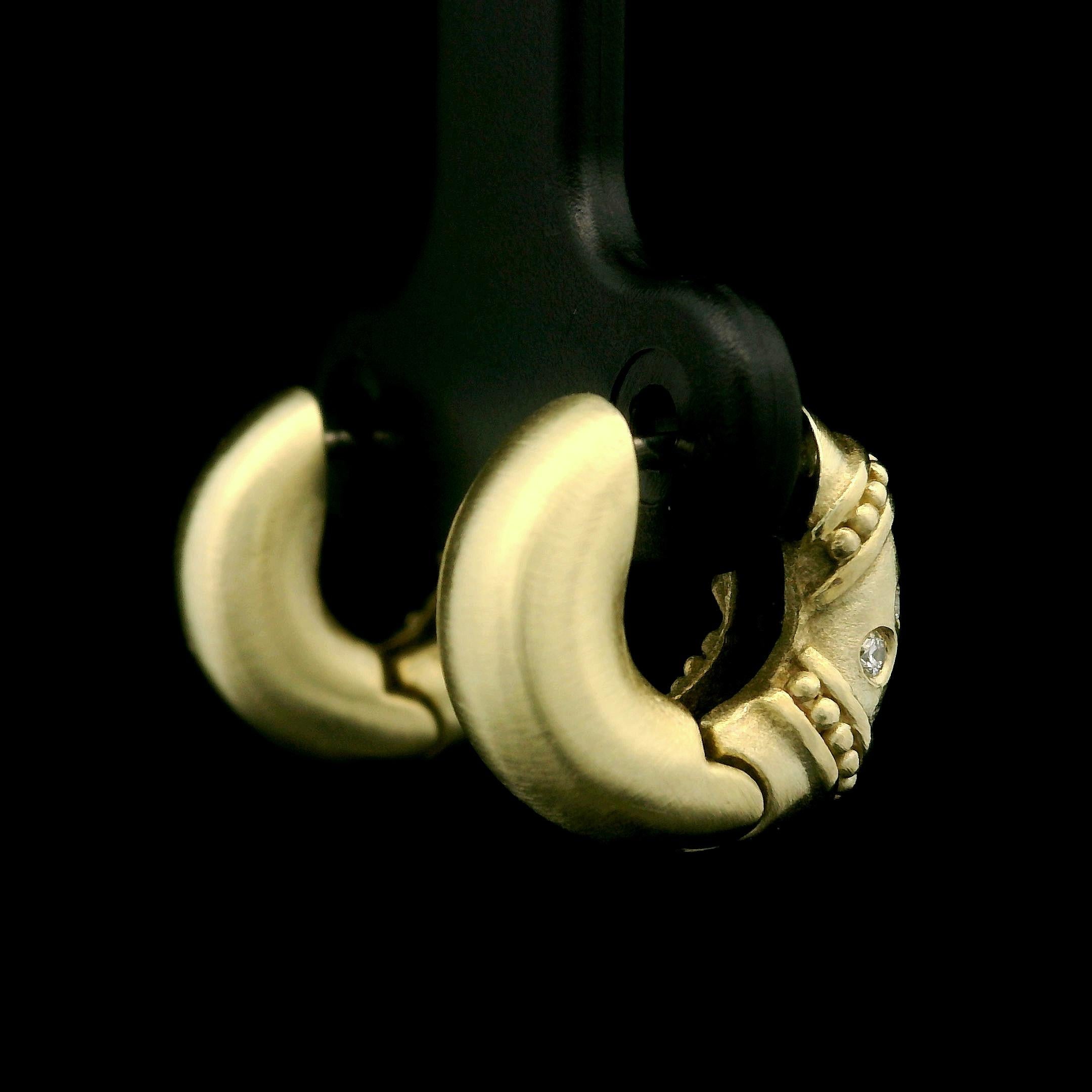 Orecchino a cerchio Petite Huggie in oro giallo 14k con diamante da 0,20 carati e finitura spazzolata In condizioni ottime in vendita a Montclair, NJ