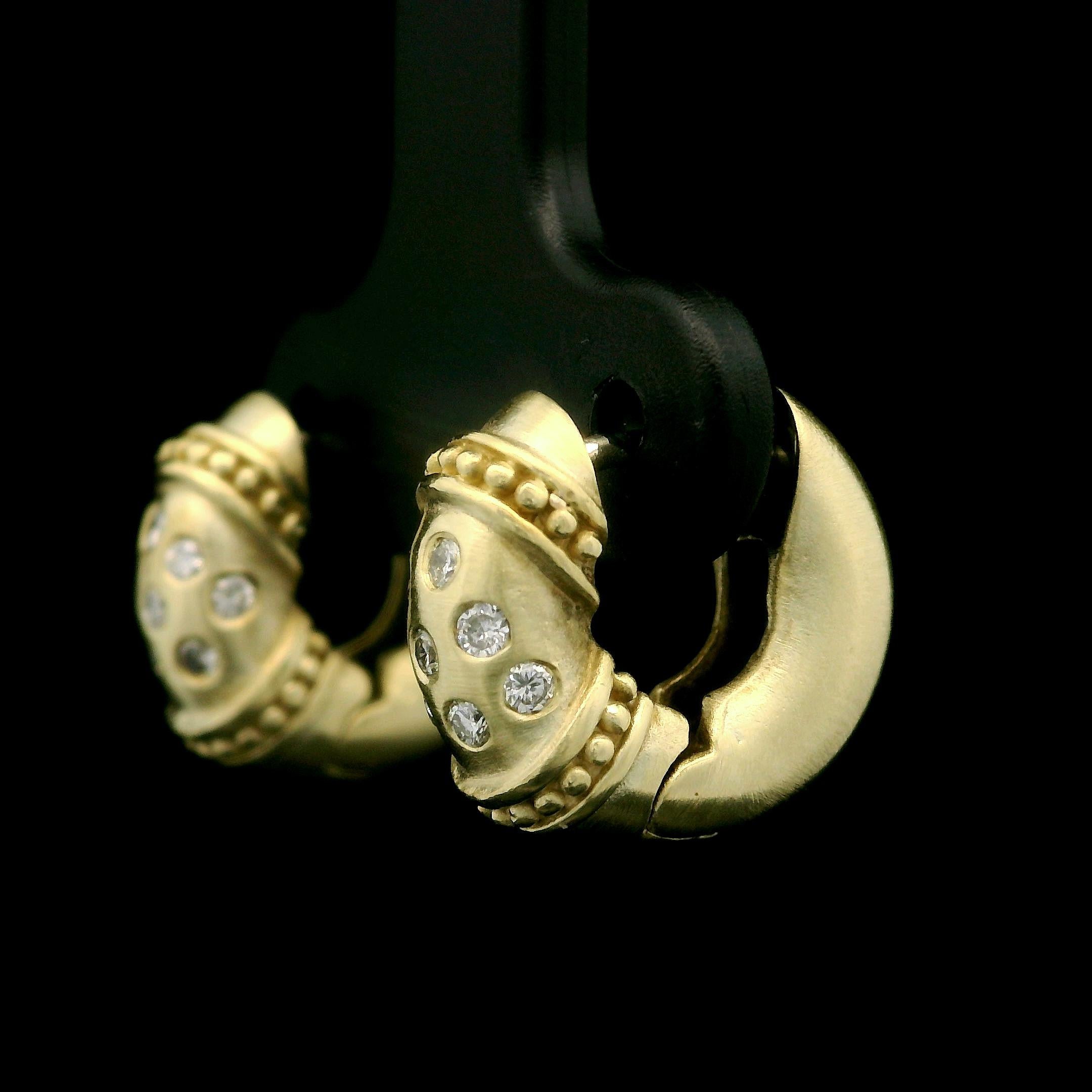 Orecchino a cerchio Petite Huggie in oro giallo 14k con diamante da 0,20 carati e finitura spazzolata in vendita 1