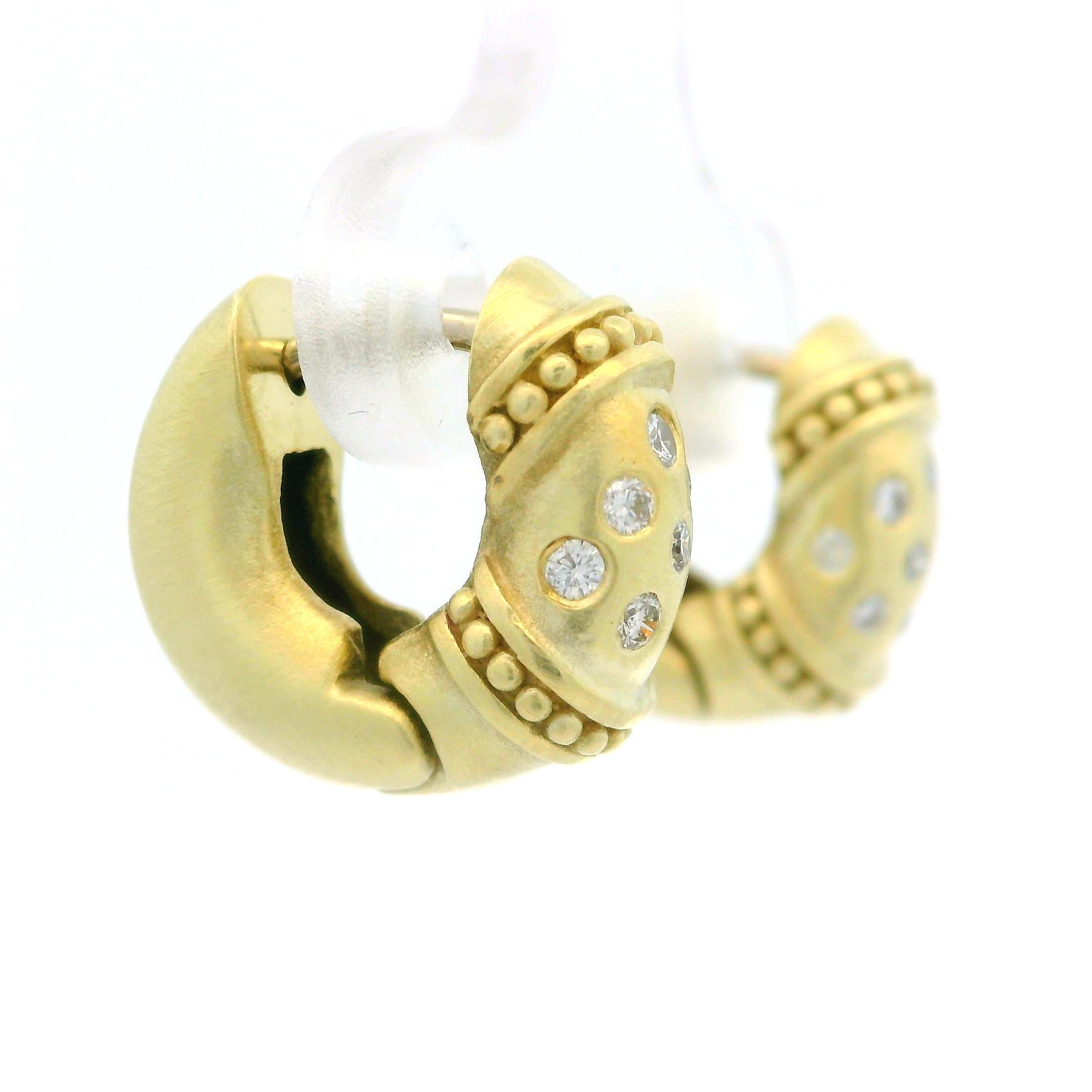 Orecchino a cerchio Petite Huggie in oro giallo 14k con diamante da 0,20 carati e finitura spazzolata in vendita 2
