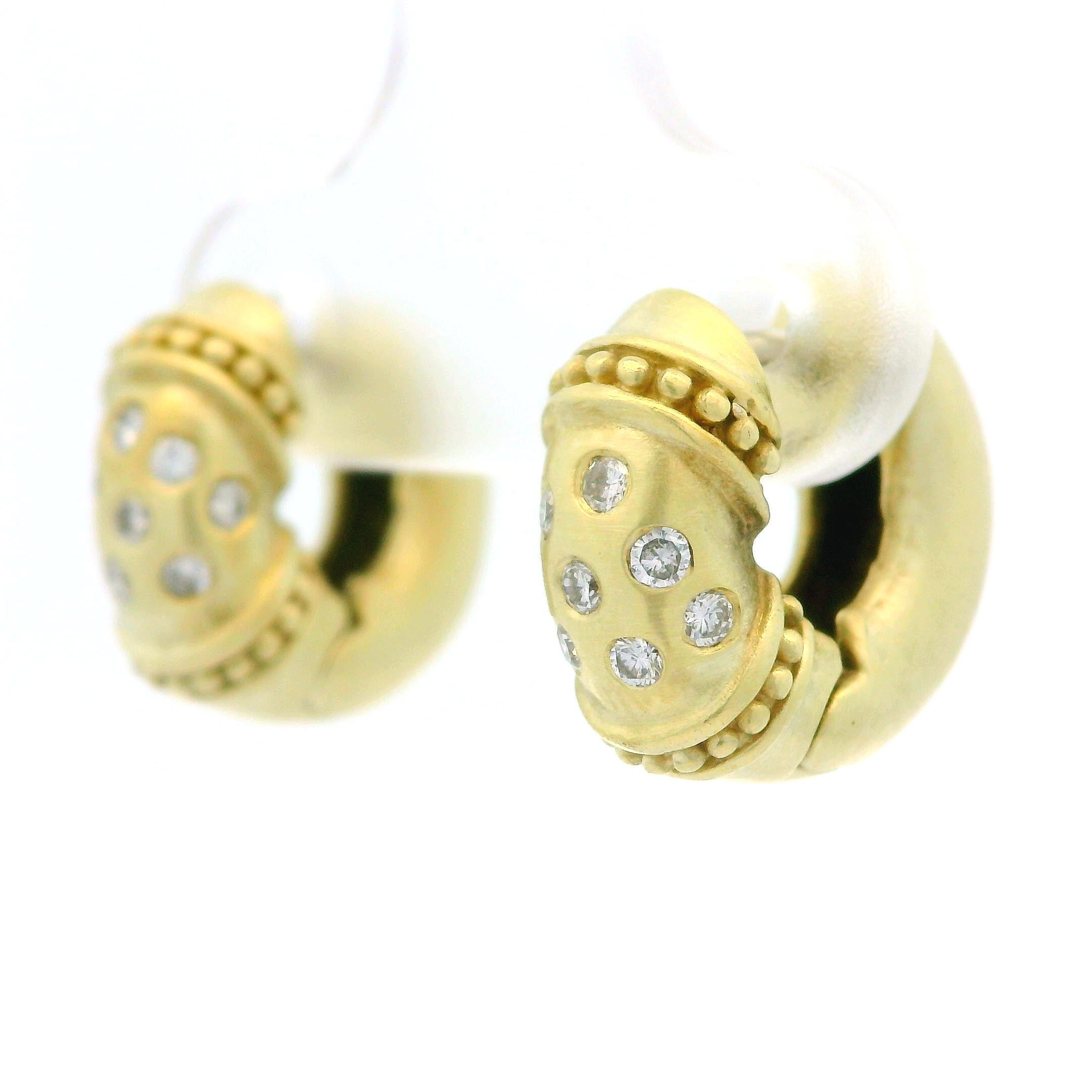 Orecchino a cerchio Petite Huggie in oro giallo 14k con diamante da 0,20 carati e finitura spazzolata in vendita 3