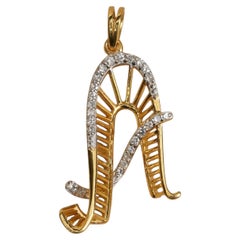 Ciondolo in oro giallo 14K con pavé di diamanti naturali da 0,22 carati con iniziale "A".
