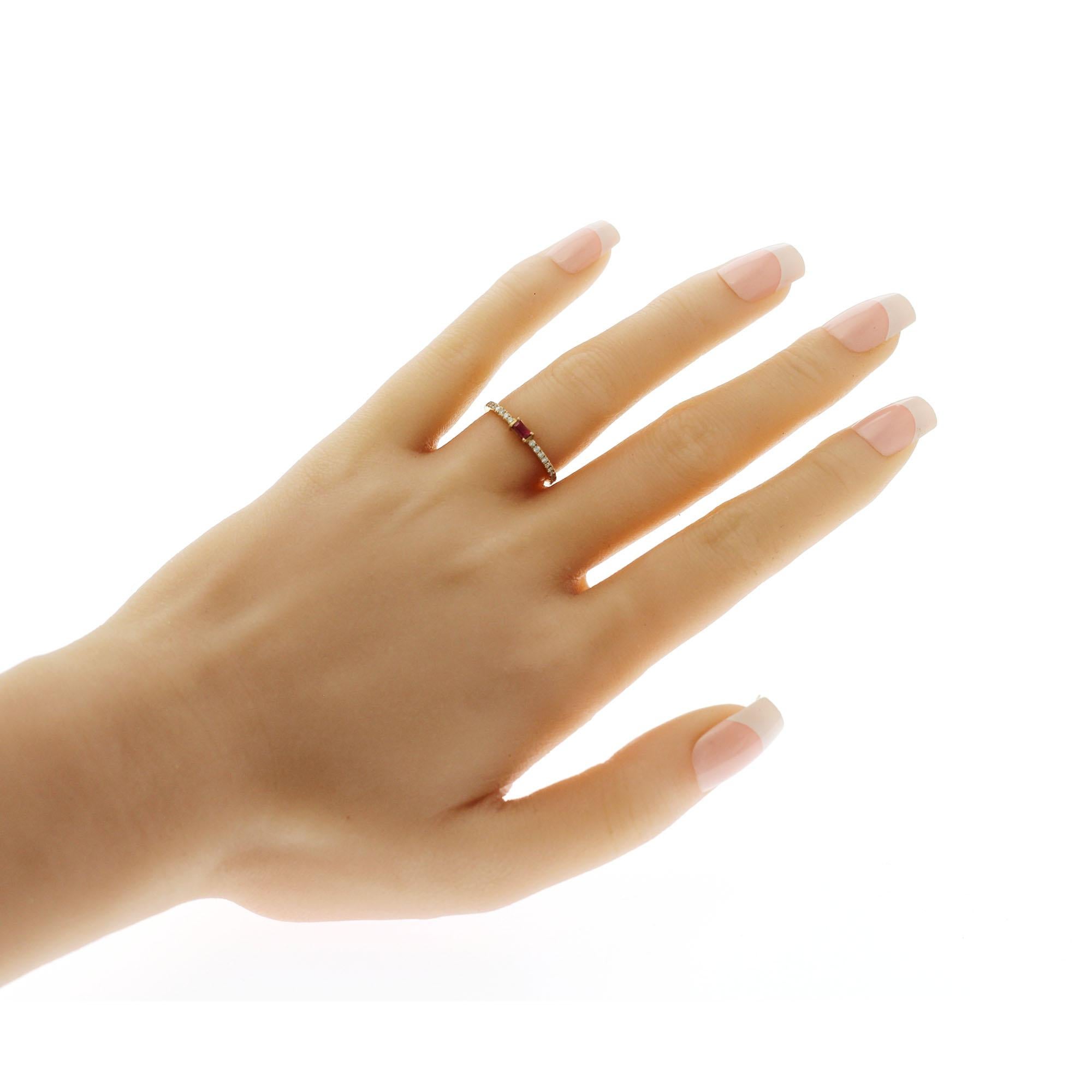 100% authentique, 100% satisfaction client
Largeur de la bande : 2.7 mm
Métal : Or jaune 14K 
Taille : 6
Poinçons : 14K 
Poids total : 1.3 grammes
Pierre : Diamant, environ 0,24 CT, pureté : VS2-I1, Couleur : H-M, et Rubis 0.12 CT
Condit :