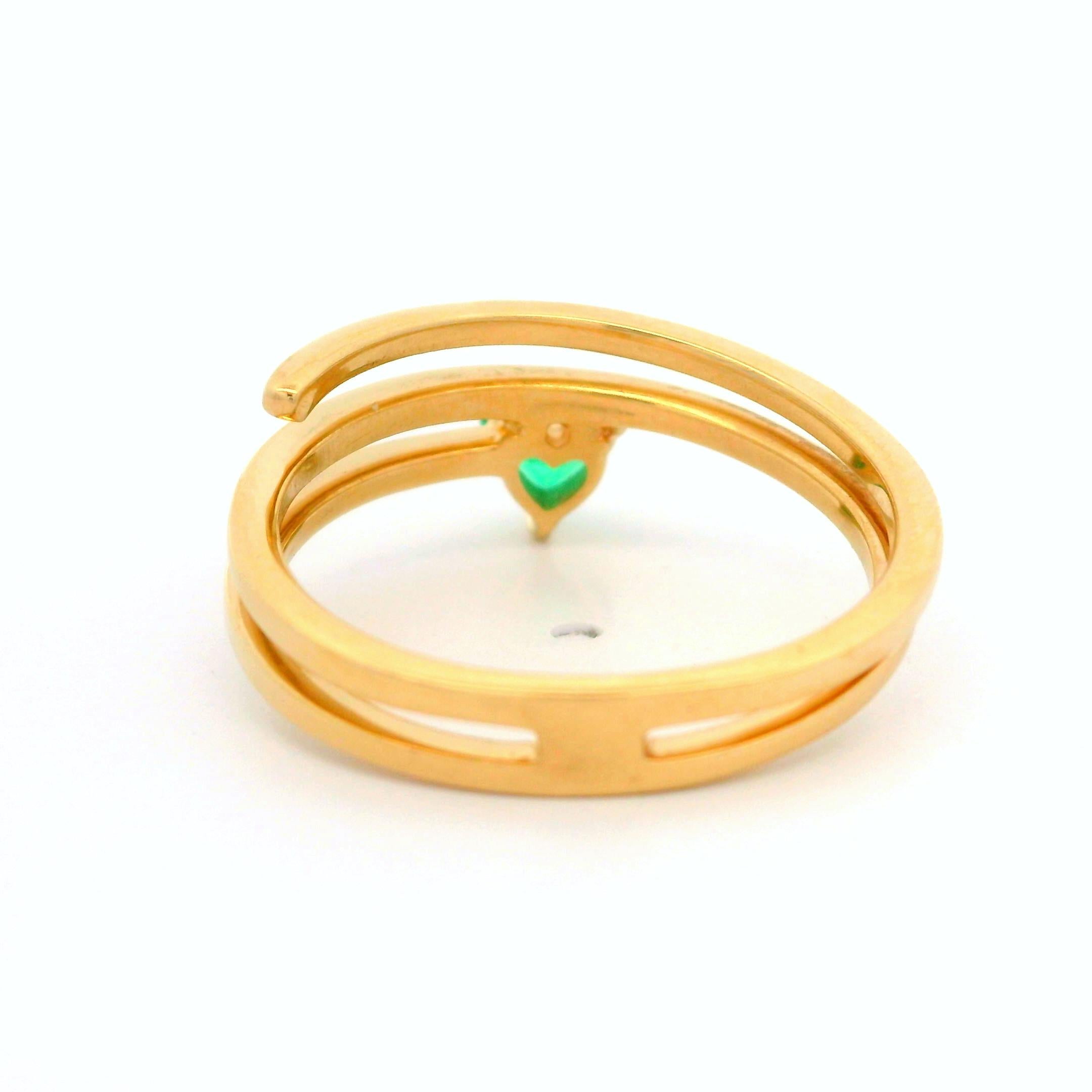 14k Yellow Gold 0.24ctw Vivid Green Heart Shaped Emerald Wrap Band Ring In Excellent Condition For Sale In Montclair, NJ