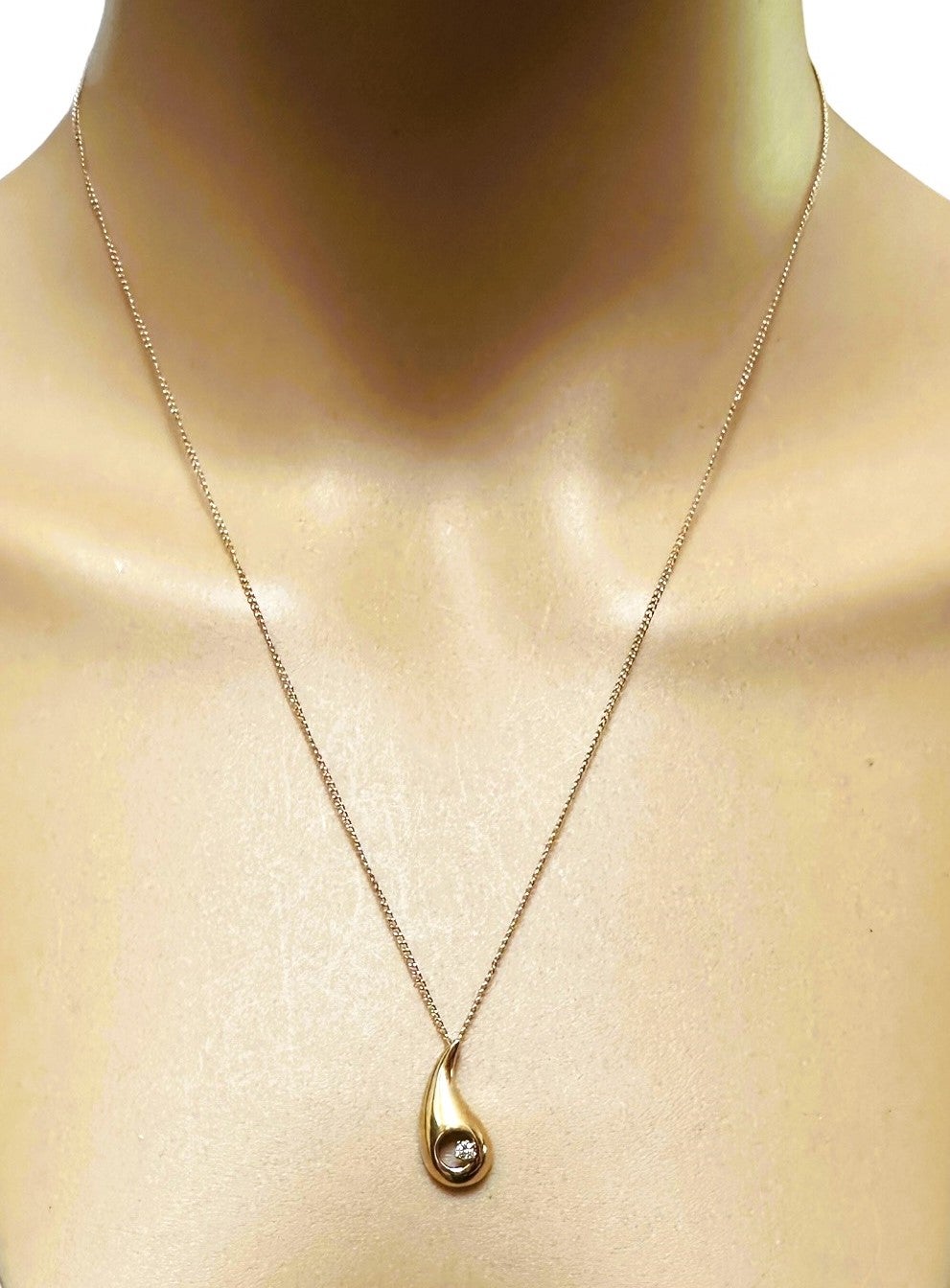 Dies ist ein sehr hübscher Solitär-Anhänger!  Ich liebe das tropfenförmige Design einfach.  Und es ist auf eine schöne Kette von 18,5 Zoll.   Er hat einen 2,5 mm großen Diamanten im Brillantschliff, der strategisch auf dem Tear Drop platziert ist. 