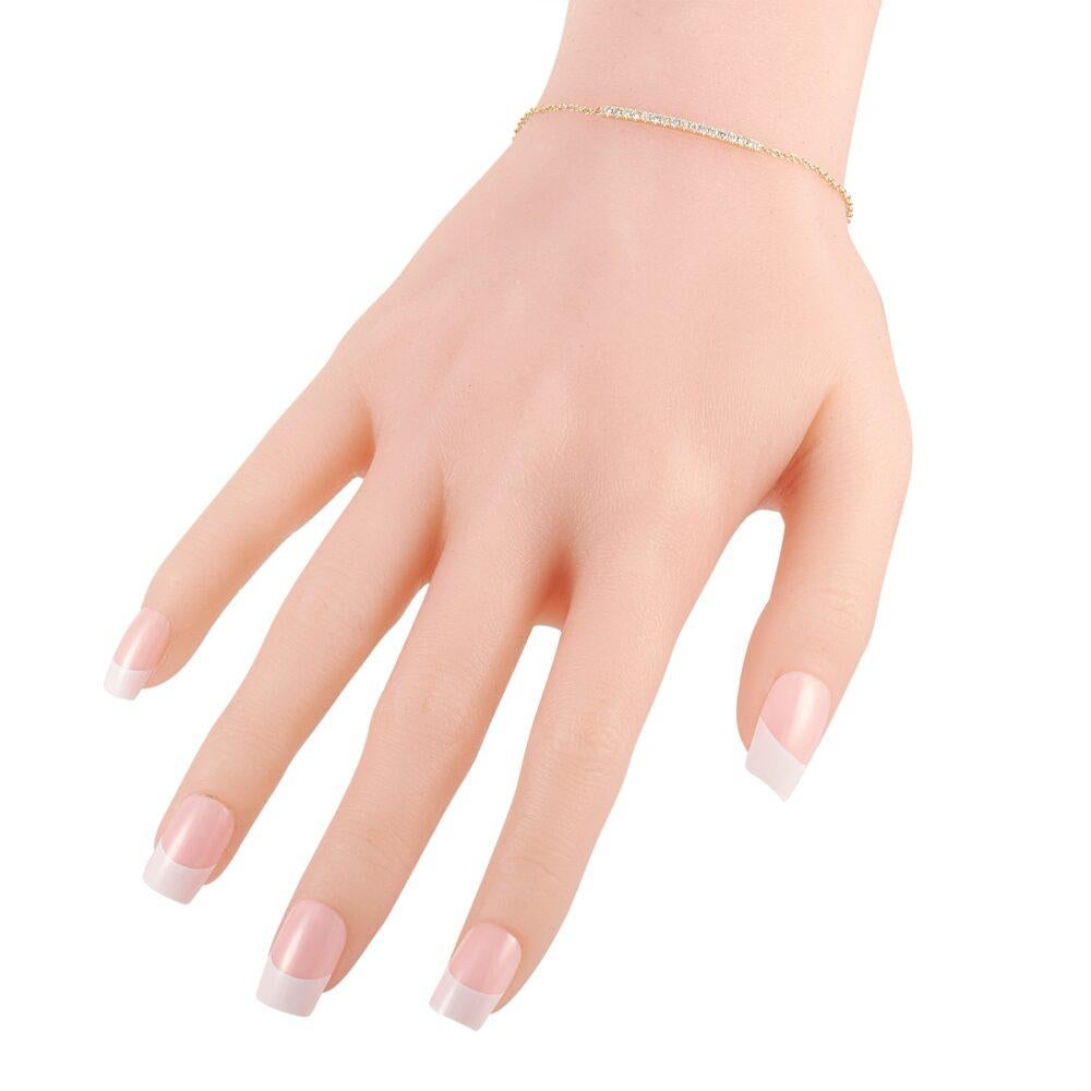 Questo bracciale è realizzato in oro giallo 14K e impreziosito da diamanti per un totale di 0,25 carati. Il bracciale pesa 1,8 grammi e misura 7 di lunghezza. Offerto in condizioni pari al nuovo, questo gioiello include una confezione regalo.