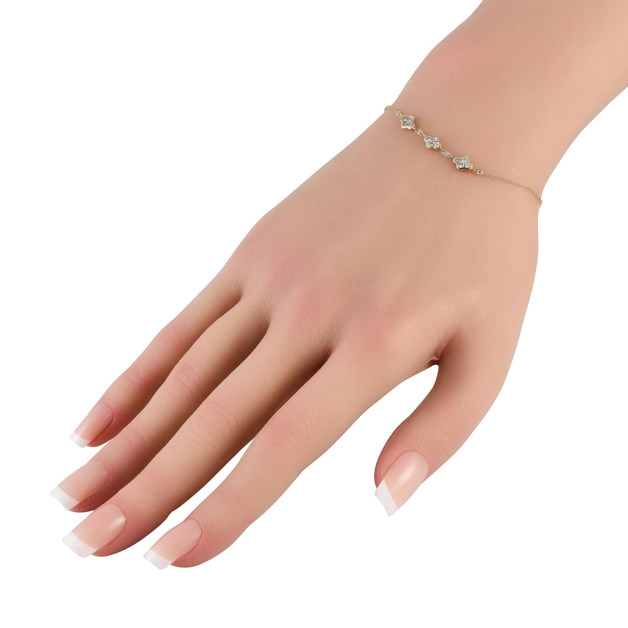 Dieses Armband besitzt einen opulenten, von Vintage inspirierten Sinn für Stil. In der Mitte der Kette erstrahlen schimmernde Quatrefoil-Motive mit funkelnden Diamanten von insgesamt 0,25 Karat. Das zarte, schlichte Schmuckstück ist 7,5 cm lang und