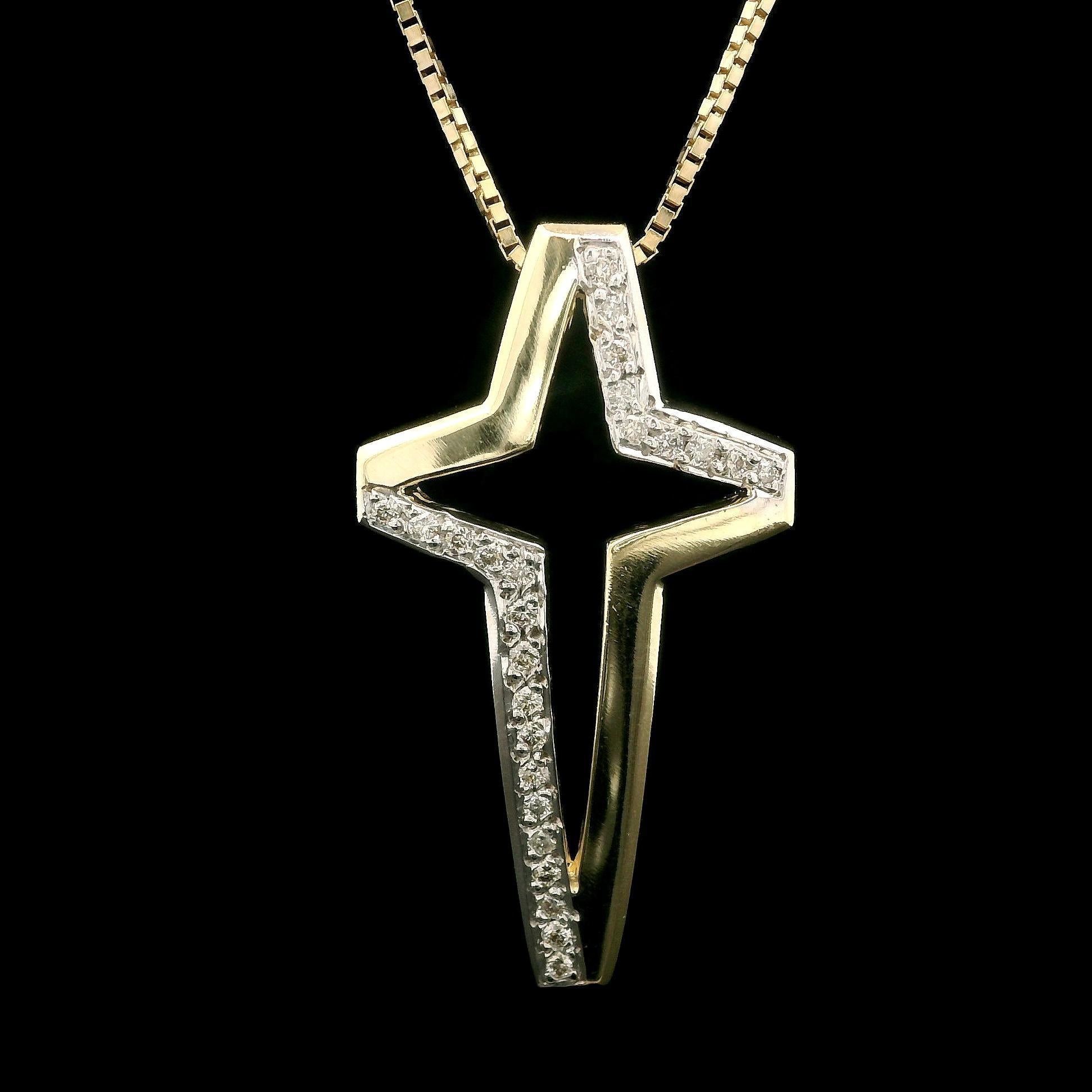 Collier en or jaune 14k avec pendentif en forme de croix ajourée en diamant 0.25ctw 20