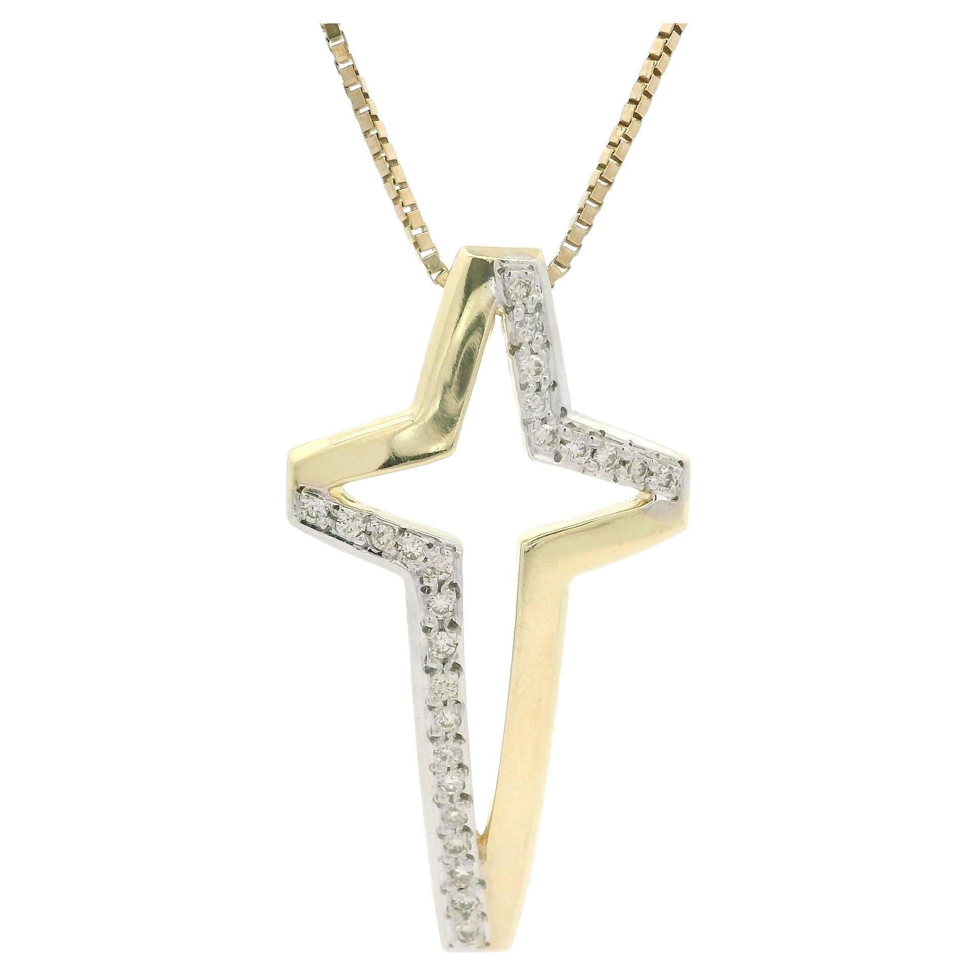 Collier en or jaune 14k avec pendentif en forme de croix ajourée en diamant 0.25ctw 20". en vente