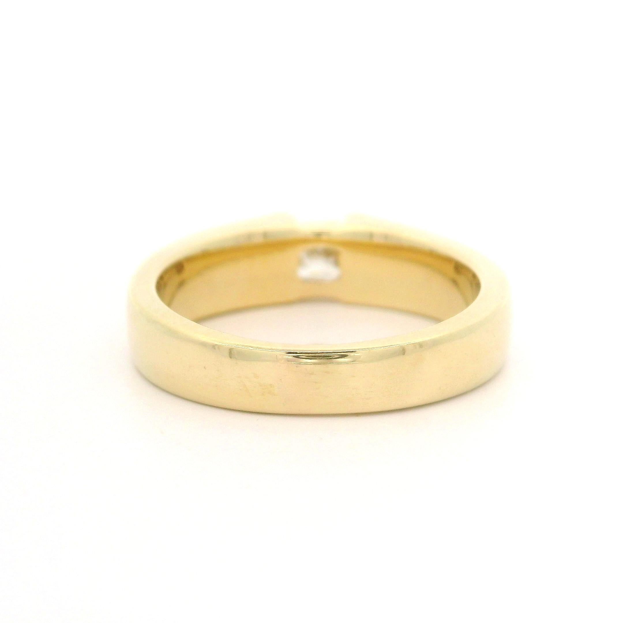 Bague de fiançailles en or jaune 14k avec un solitaire en diamant taille princesse de 0,26ct Excellent état - En vente à Montclair, NJ