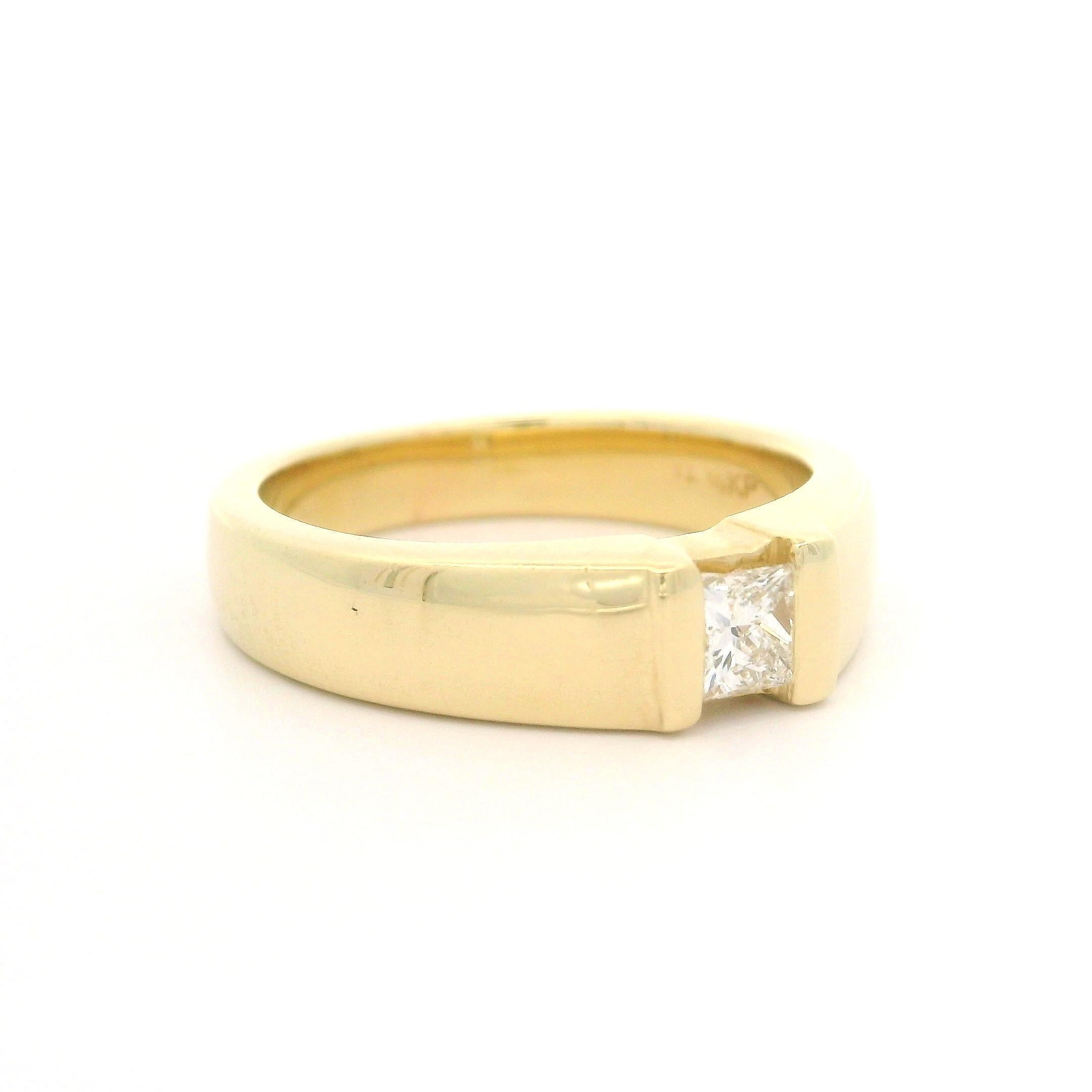 Bague de fiançailles en or jaune 14k avec un solitaire en diamant taille princesse de 0,26ct en vente 2