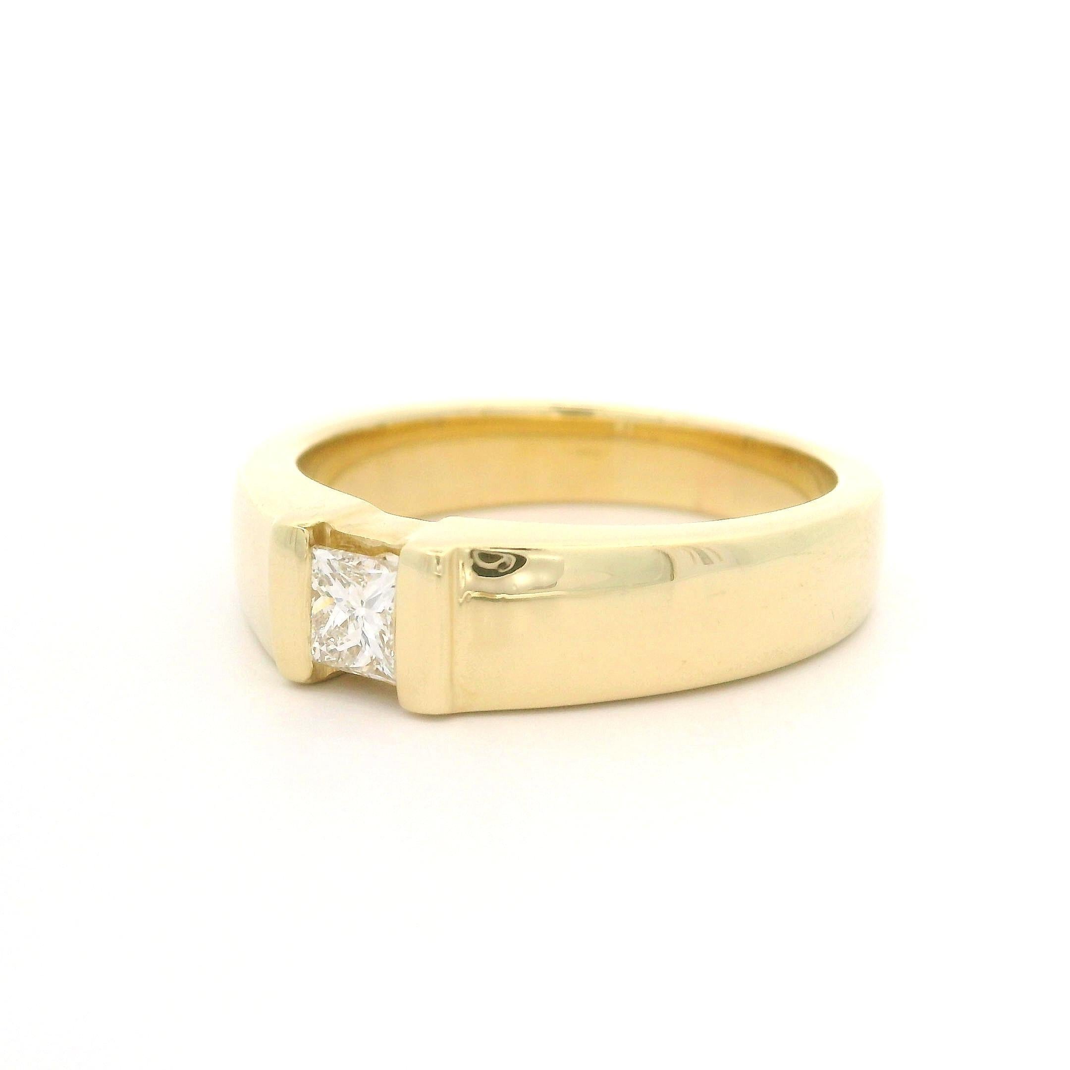 Bague de fiançailles en or jaune 14k avec un solitaire en diamant taille princesse de 0,26ct en vente 3