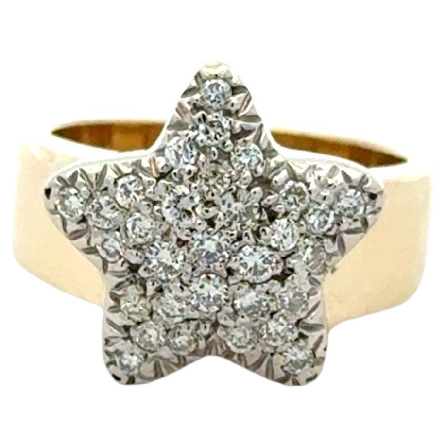 Ring aus 14 Karat Gelbgold mit einem Stern aus Diamanten im Pavé-Setting (0,30 Karat)