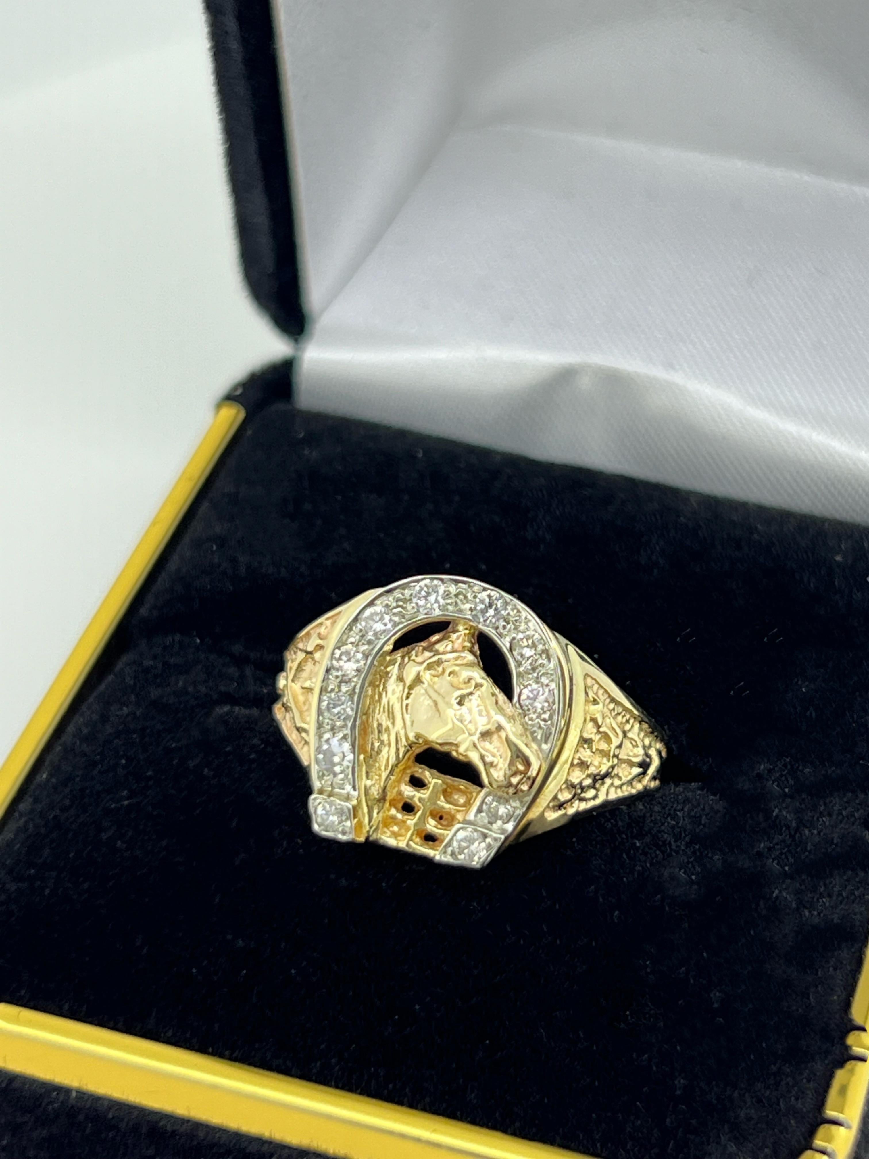Mit einem exquisiten Design, 
die angeblich Glück bringen soll 
Dieser Unisex-Ring ist mit einem Hufeisenmotiv versehen, 
gefertigt aus 14K Gelbgold 

Das Stück zeigt ein Pferd, unglaublich detailliert,
innerhalb eines Hufeisens, 
verschönert mit
