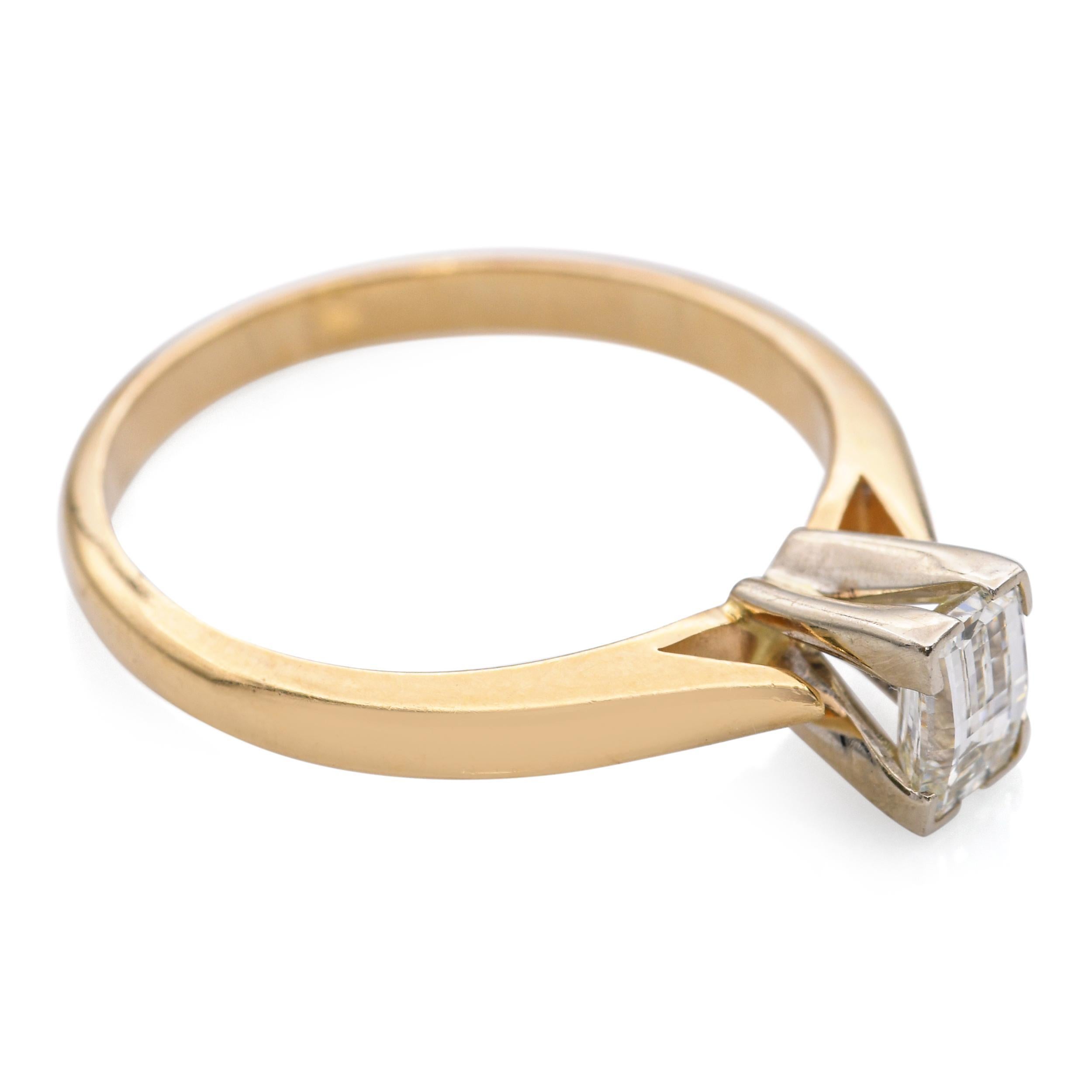 Cette bague vintage unique est fabriquée en or jaune 14k et présente un rare diamant taillé en pixel de 0,33ct comme pièce maîtresse. La taille non conventionnelle crée un éclat moderne et géométrique qui contraste magnifiquement avec la monture en