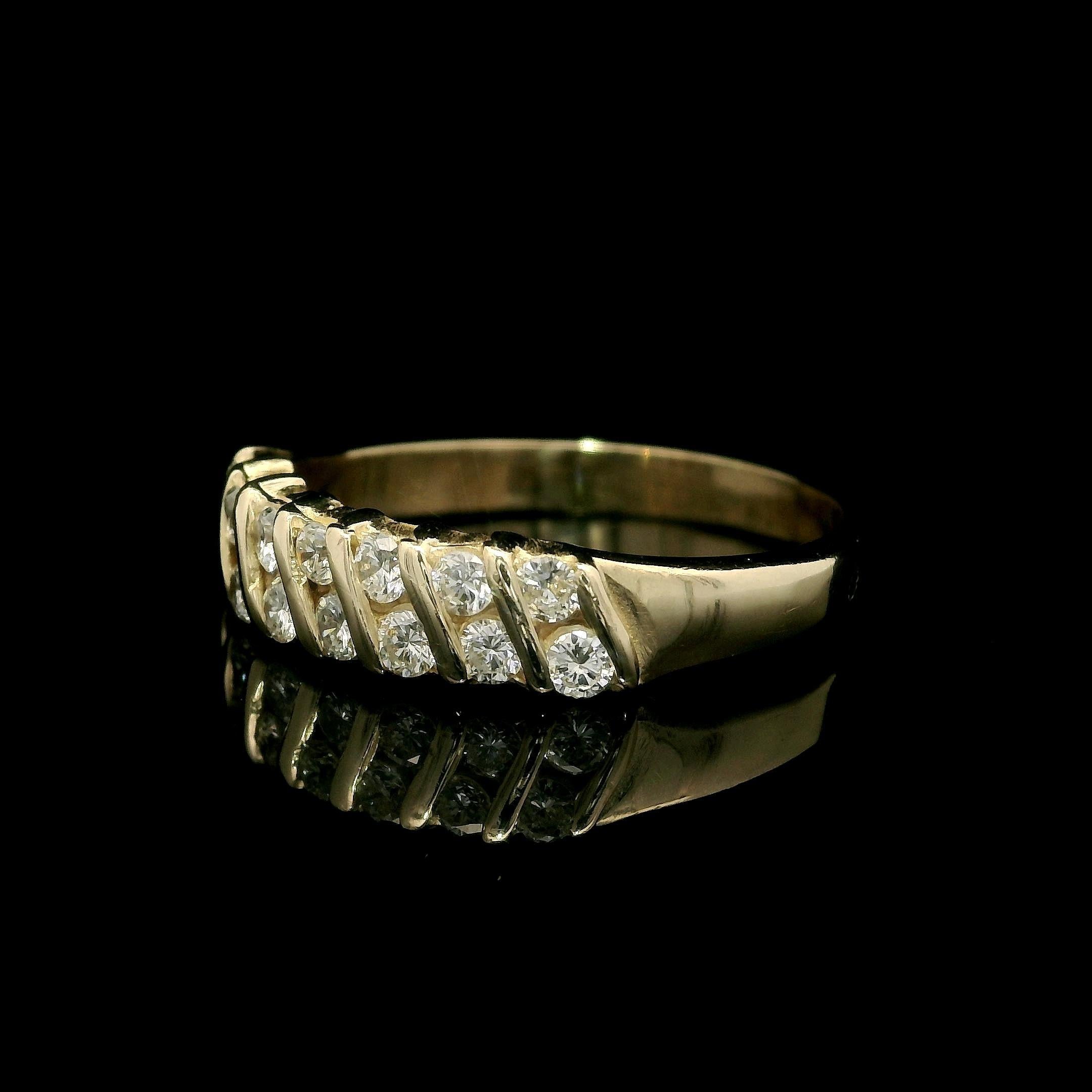 Anello impilabile con canale diagonale di diamanti in oro giallo 14k da 0,35 ct. in vendita 5