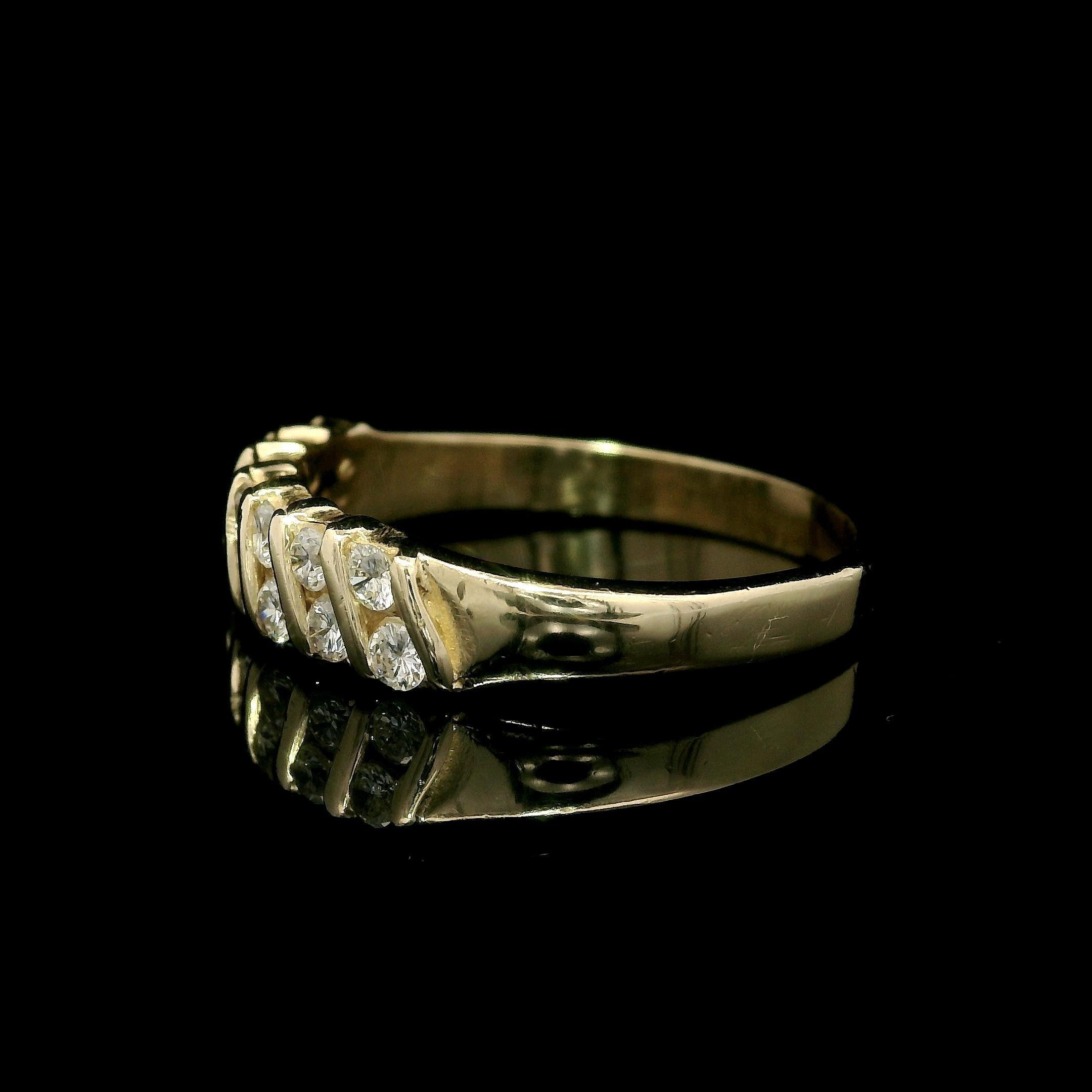 Anello impilabile con canale diagonale di diamanti in oro giallo 14k da 0,35 ct. in vendita 6