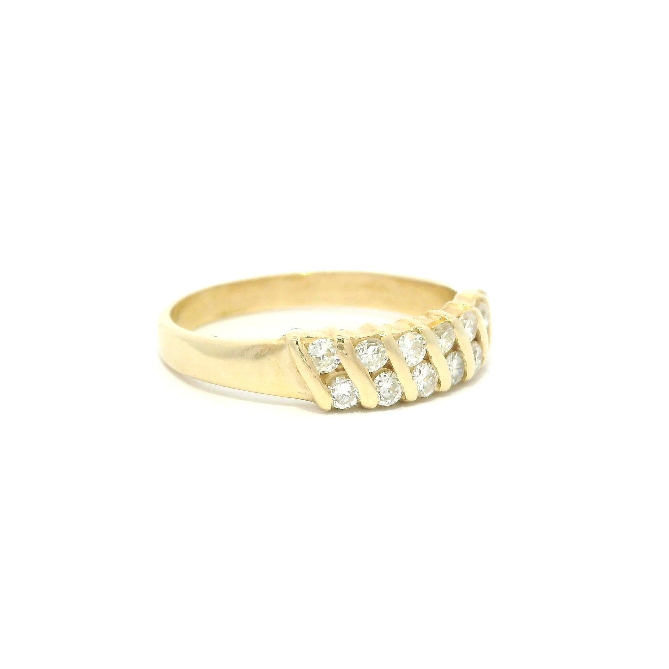 --Pietre: --
(14) Diamante naturale autentico - taglio rotondo brillante - incastonato - colore G/H - purezza VS2 - 0,35 ctw (circa)

Materiale:  Oro bianco massiccio 14k 
Peso: 2.95 grammi
Misura dell'anello: 6.5 (adattato al dito, contattaci prima