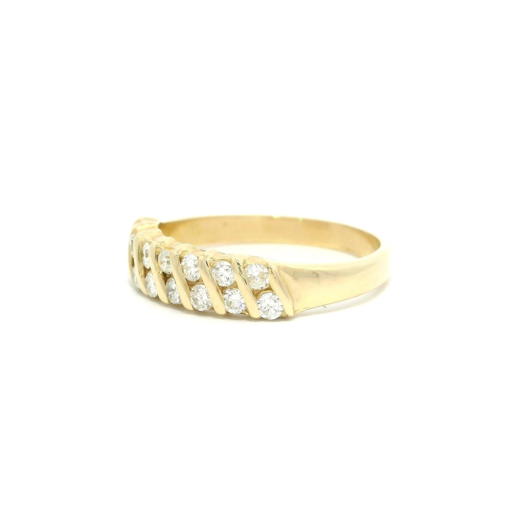 Taglio brillante Anello impilabile con canale diagonale di diamanti in oro giallo 14k da 0,35 ct. in vendita