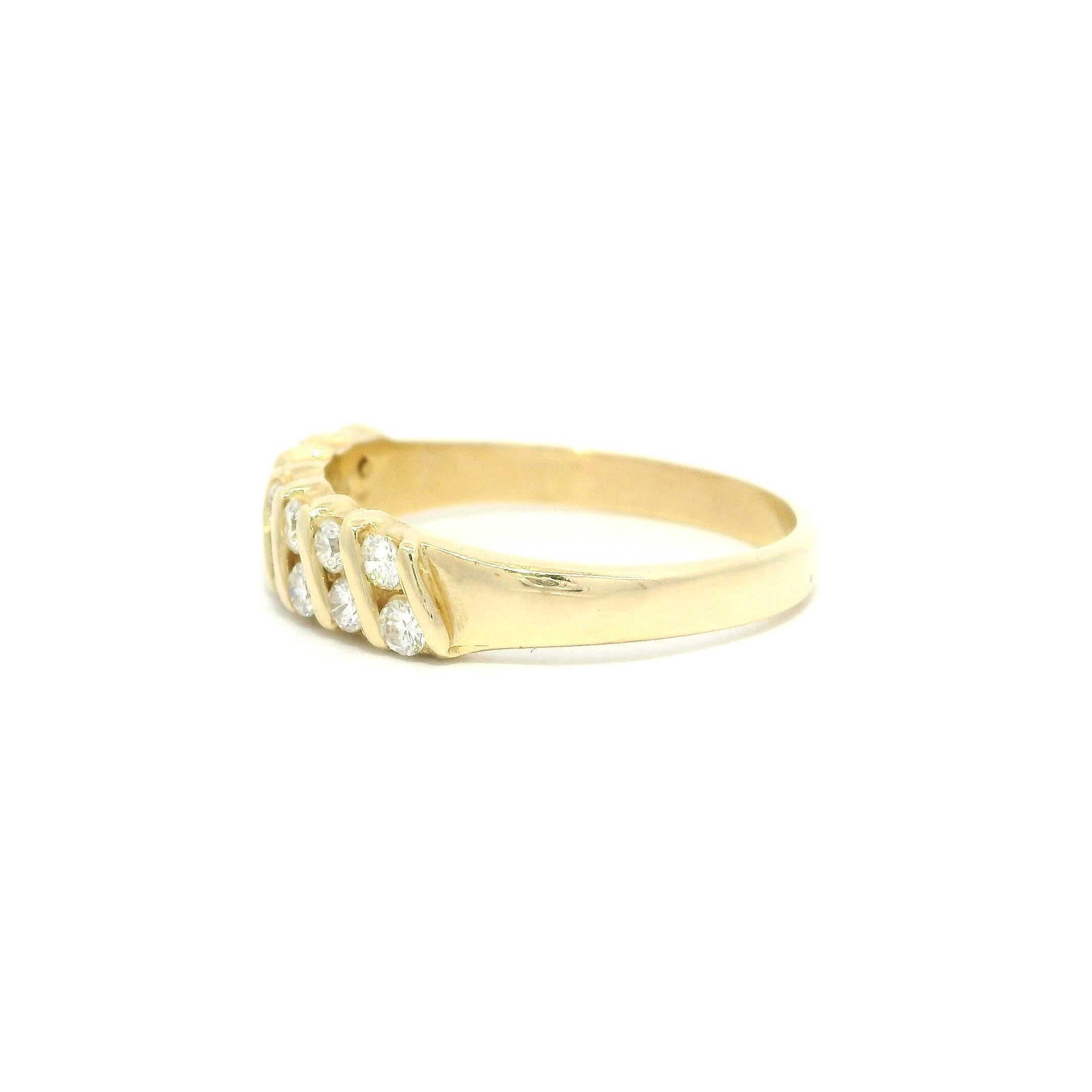 Anello impilabile con canale diagonale di diamanti in oro giallo 14k da 0,35 ct. In condizioni ottime in vendita a Montclair, NJ