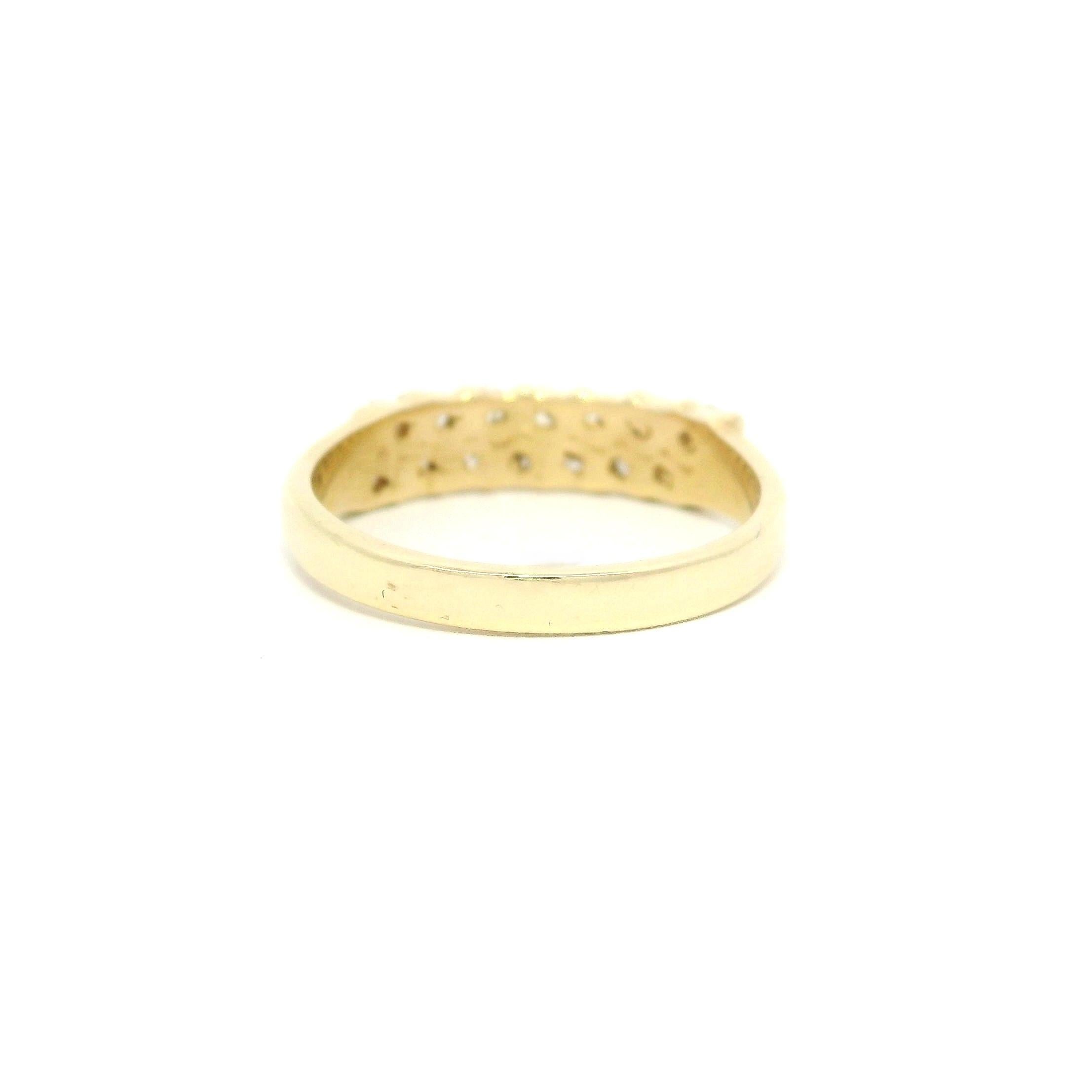 Donna Anello impilabile con canale diagonale di diamanti in oro giallo 14k da 0,35 ct. in vendita