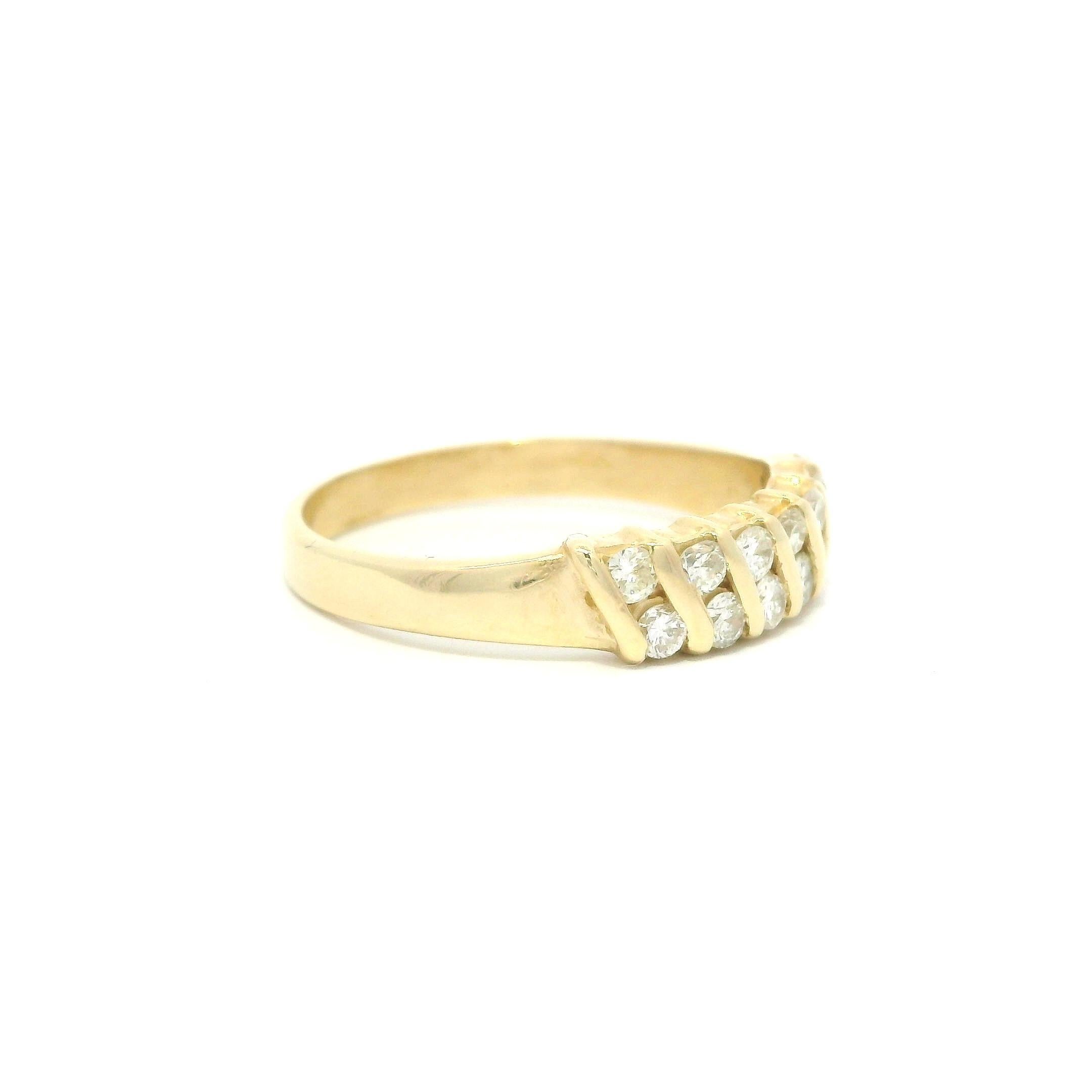 Anello impilabile con canale diagonale di diamanti in oro giallo 14k da 0,35 ct. in vendita 1