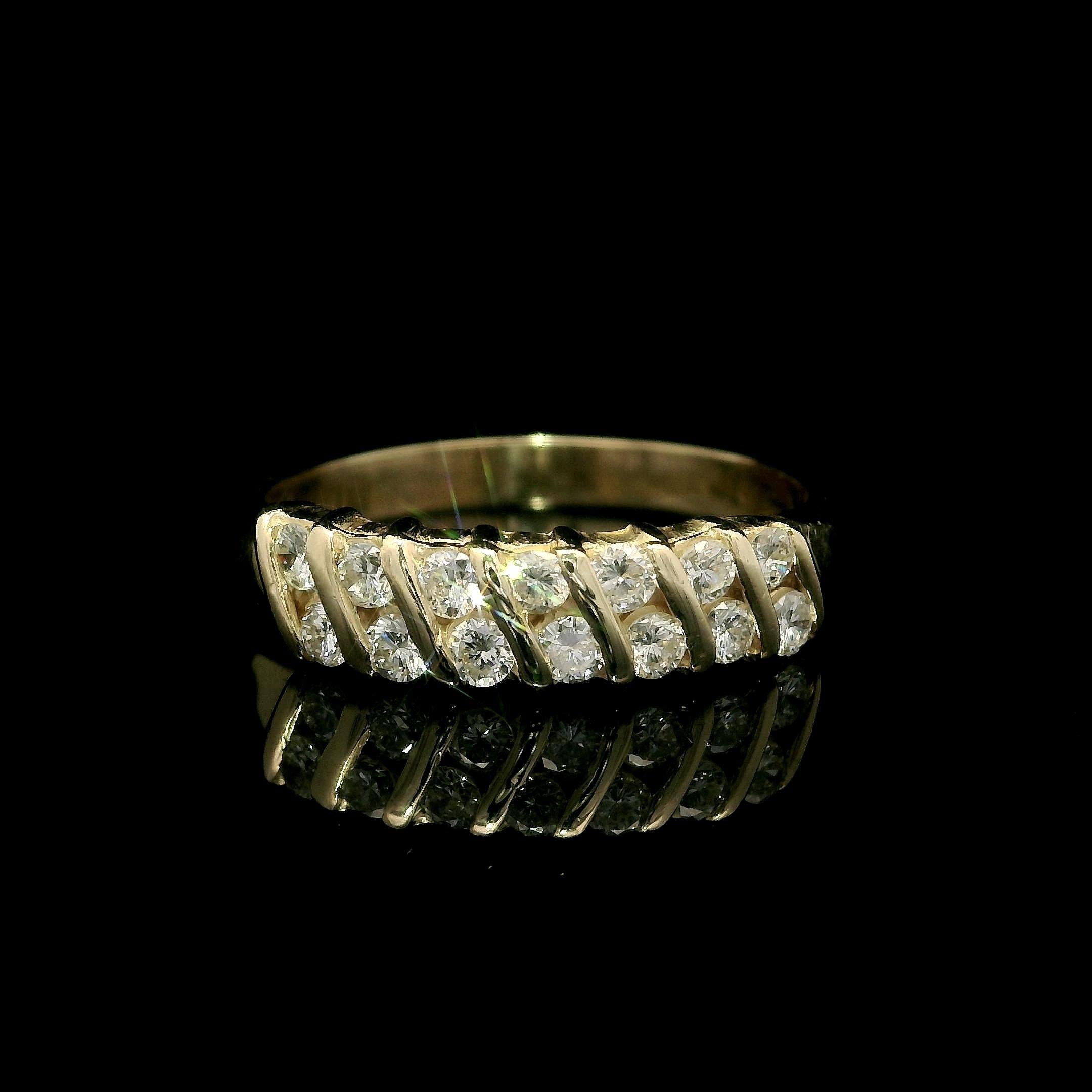 Anello impilabile con canale diagonale di diamanti in oro giallo 14k da 0,35 ct. in vendita 2