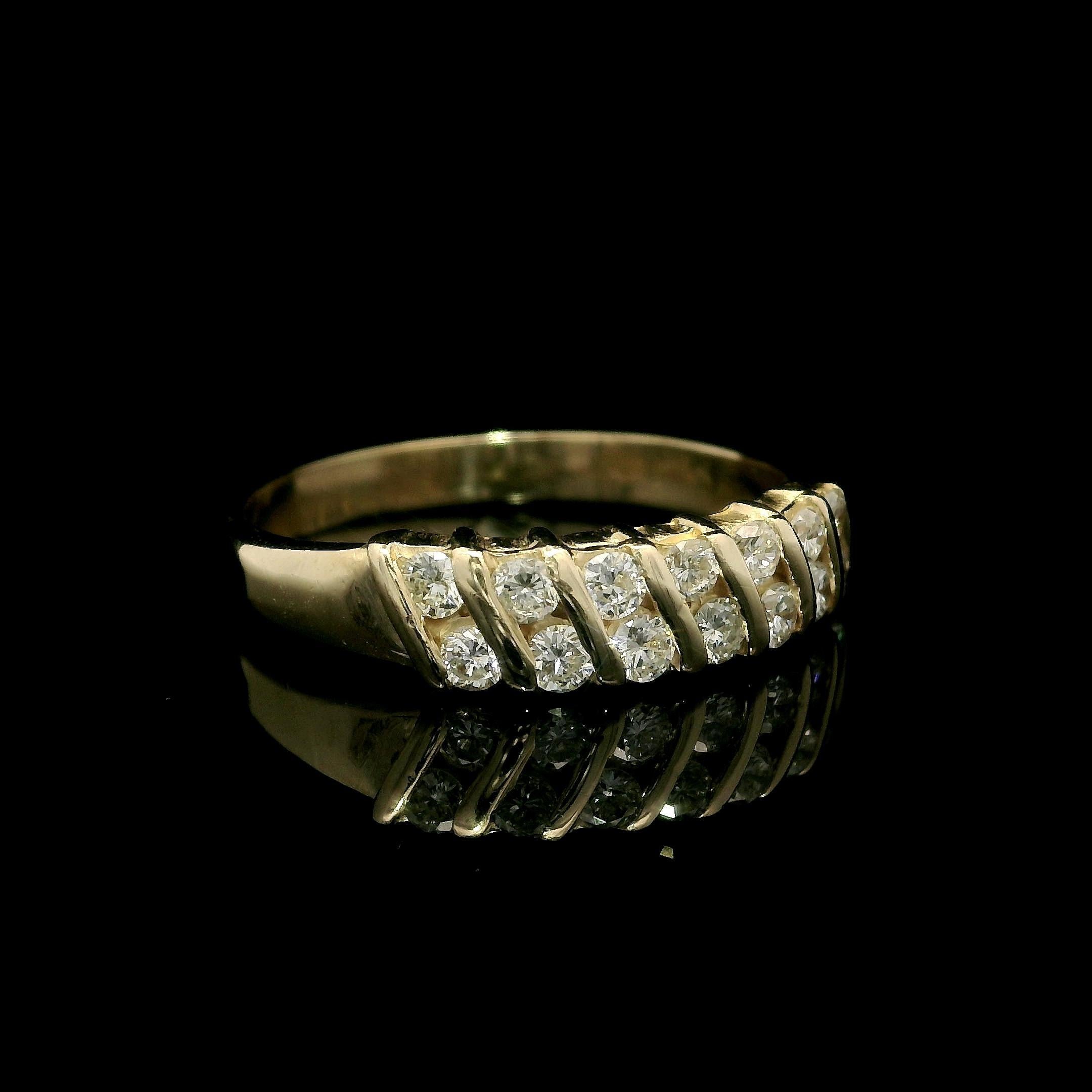 Anello impilabile con canale diagonale di diamanti in oro giallo 14k da 0,35 ct. in vendita 3