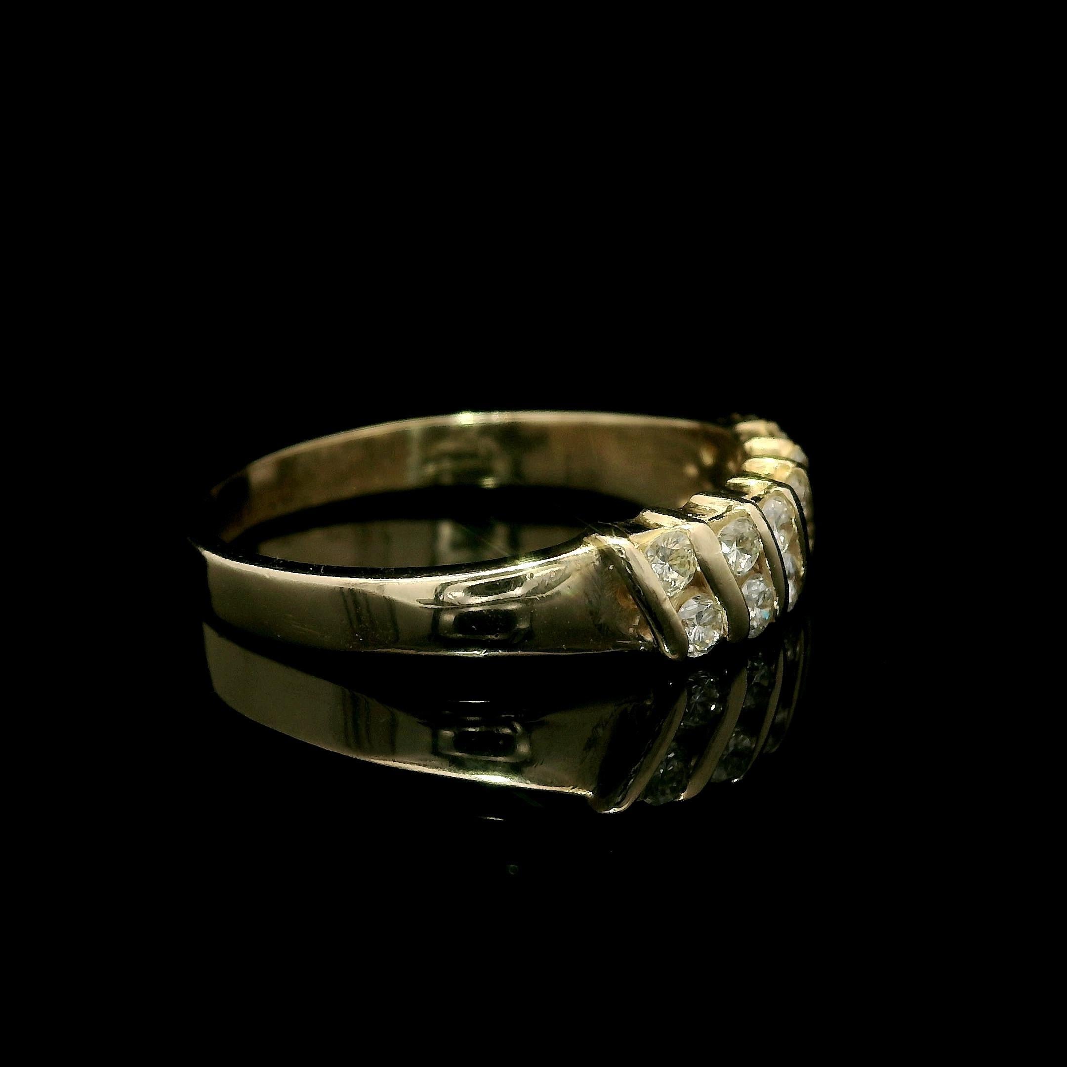 Anello impilabile con canale diagonale di diamanti in oro giallo 14k da 0,35 ct. in vendita 4