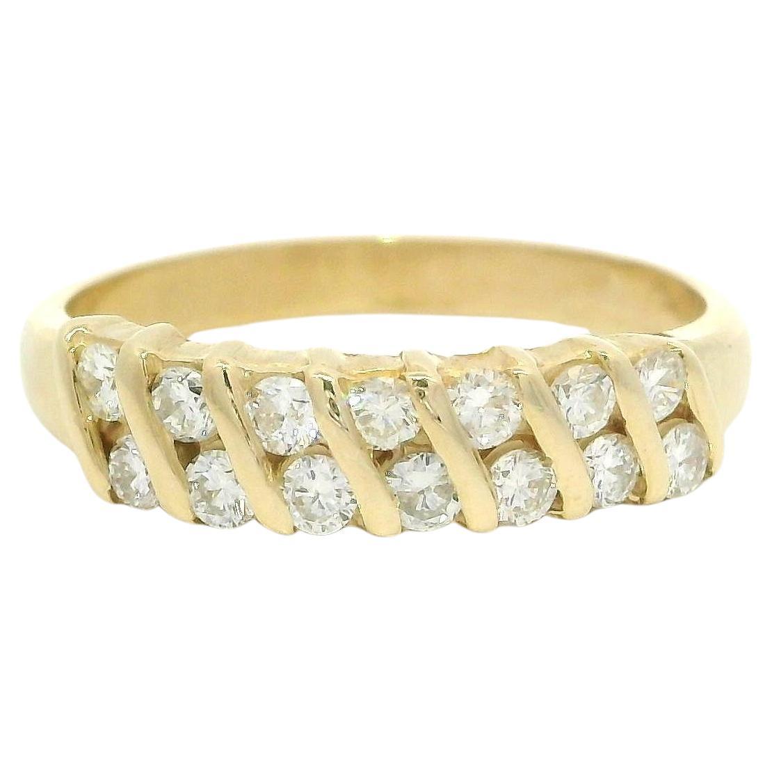 Anello impilabile con canale diagonale di diamanti in oro giallo 14k da 0,35 ct. in vendita