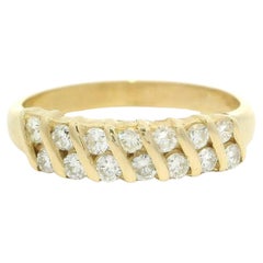 Bague empilable en or jaune 14k sertie d'un diamant de 0,35ctw en forme de canal diagonal