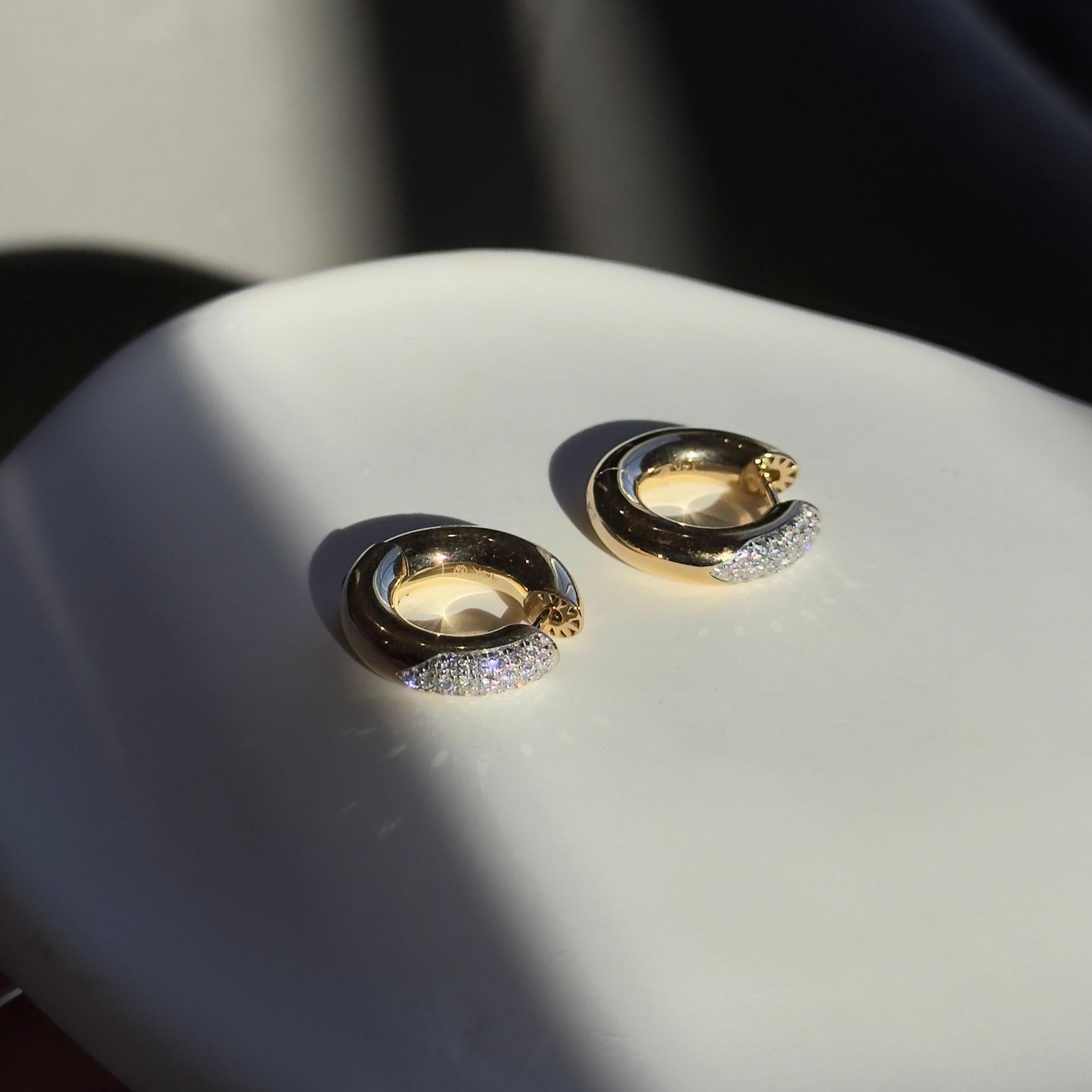 Époque : New

Composition : Or jaune 14K

Pierres primaires : Diamants ronds et brillants

Poids en carats : 0,40 carats au total

Couleur / Clarté : G-H / SI1-2

Dimensions des boucles d'oreilles : .75'' L / .75'' W

Poids de la boucle d'oreille :