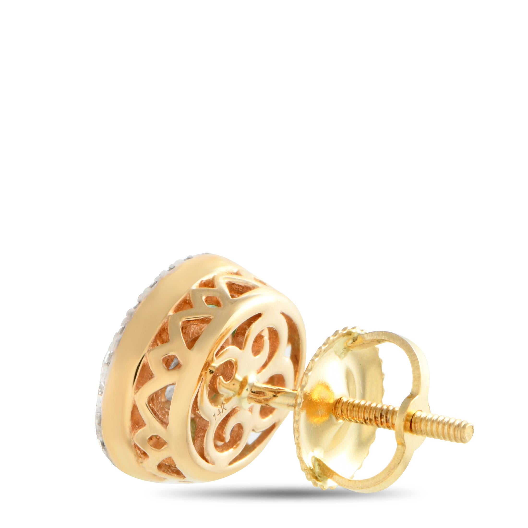 Ces boucles d'oreilles en diamant et émeraude, une exclusivité LB, permettent de transformer facilement votre look. Fabriqués en or jaune 14 carats, ils présentent des grappes de diamants de forme ovale élégamment encadrées par des émeraudes