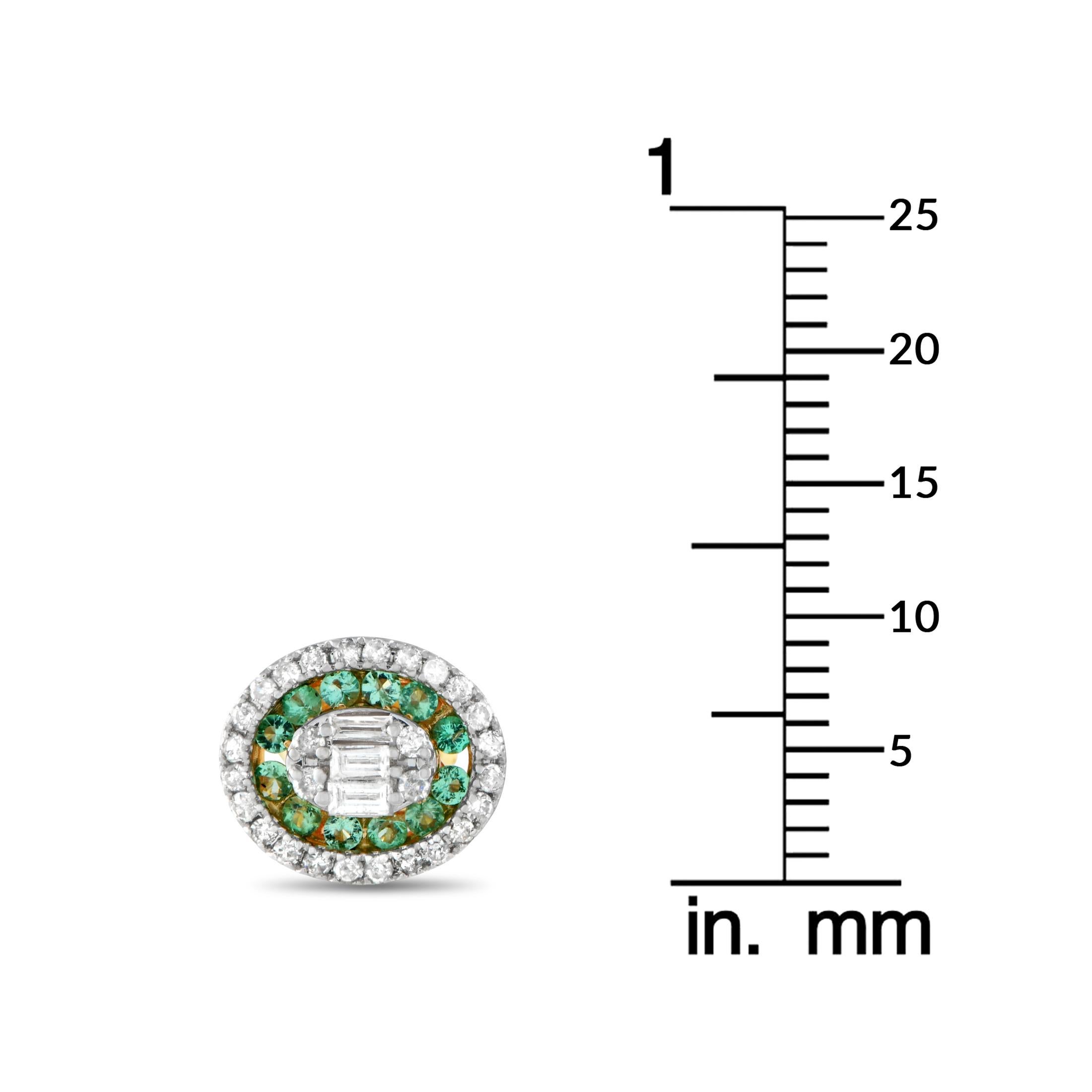 Taille ronde Boucles d'oreilles en or jaune 14 carats avec halo de diamants et émeraudes de 0,40 carat en vente