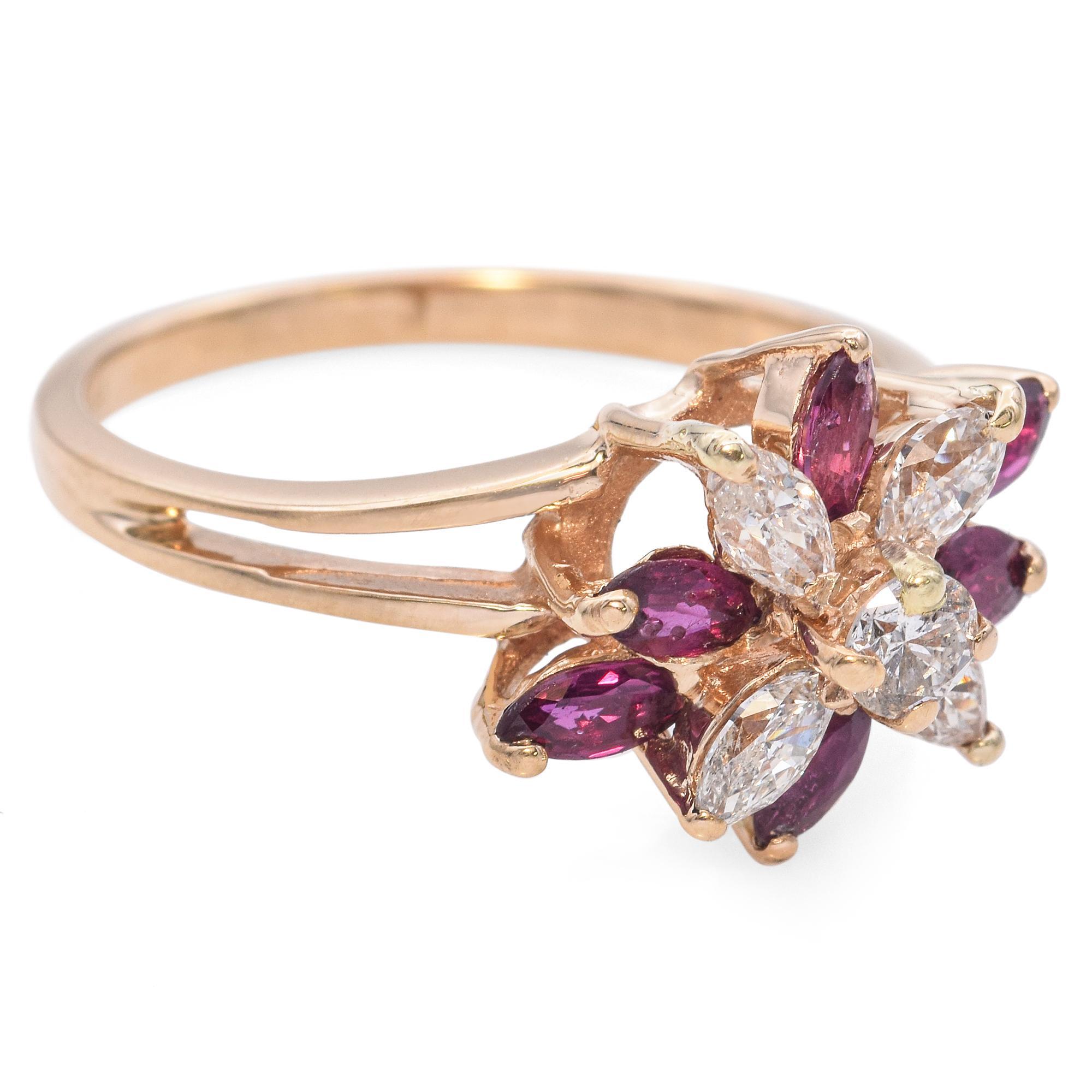 Bague à tige fendue en or jaune 14 carats avec grappe florale de spinelles rouges et diamants 0,42 carat Bon état - En vente à New York, NY