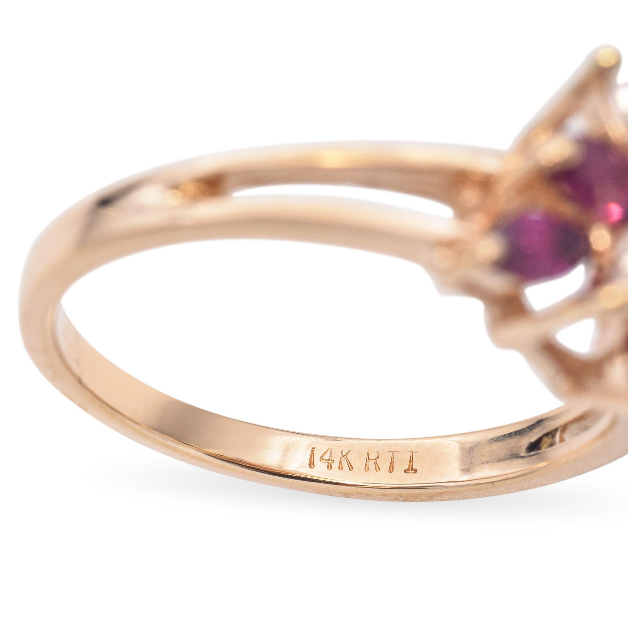 Bague à tige fendue en or jaune 14 carats avec grappe florale de spinelles rouges et diamants 0,42 carat en vente 2