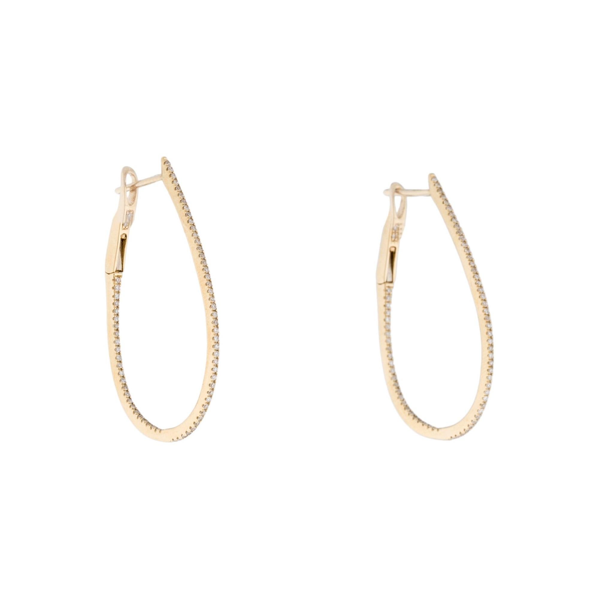 Lassen Sie Ihre Ohrläppchen im klassischen Glanz dieser luxuriösen, birnenförmigen Skinny Hoop-Ohrringe erstrahlen! Das Design aus 14-karätigem Weiß-, Gelb- oder Roségold ist mit einer Vielzahl von Diamanten besetzt, die oben und unten schillern.