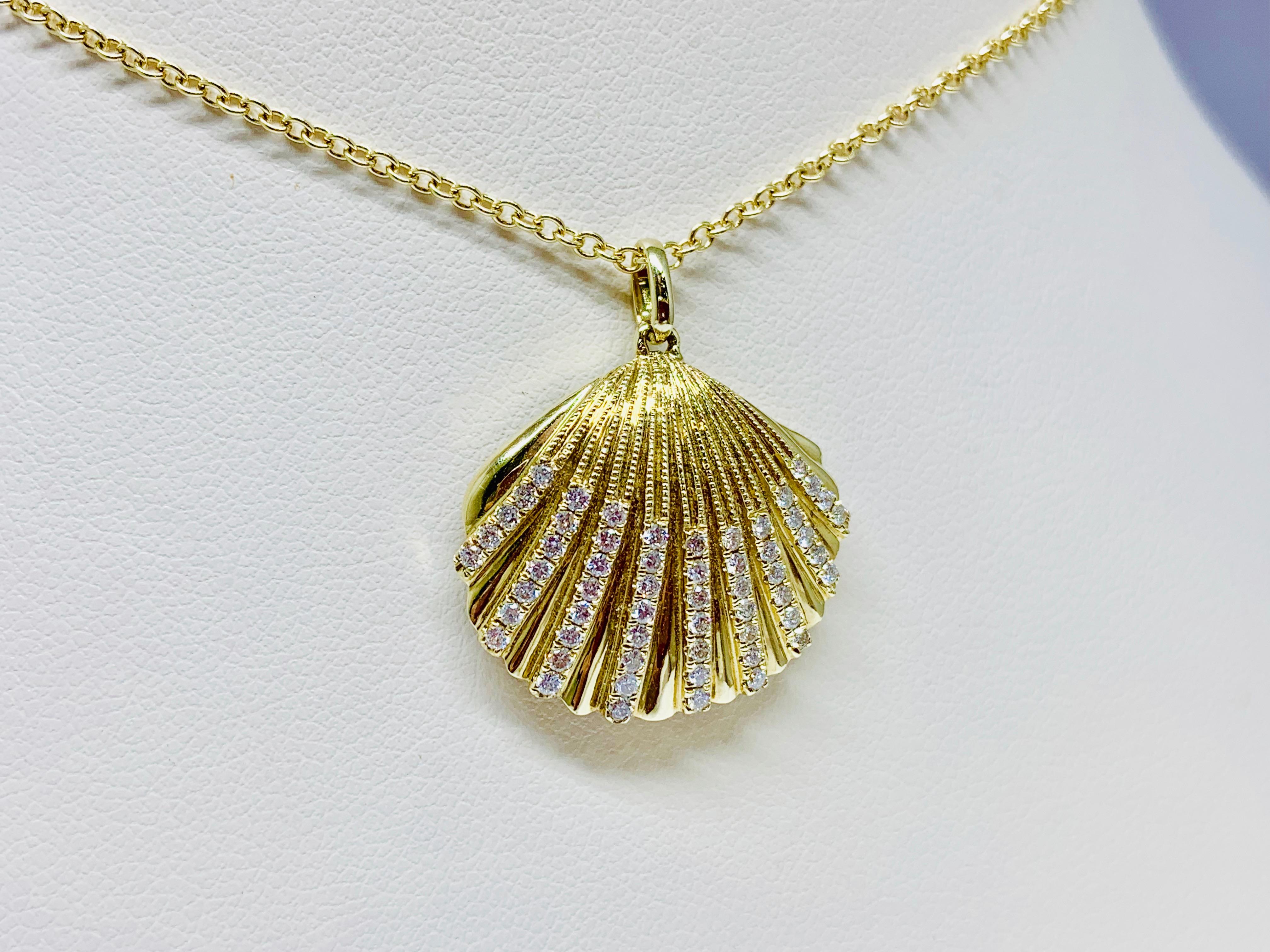 Contemporary 14 Karat Yellow Gold 0.43 Carat Diamond Seashell Necklace For Sale