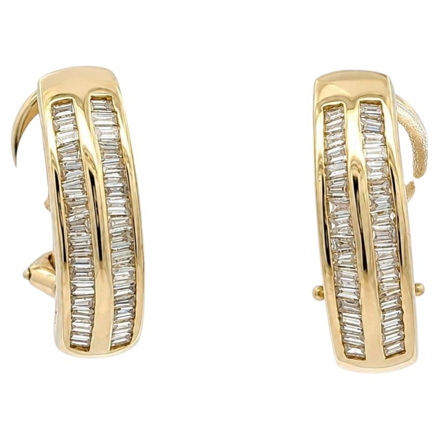 Boucles d'oreilles manchette « huggie » en or jaune 14 carats, ornées de diamants taille baguette d'un poids total de 0,50 carat, sertis en rail