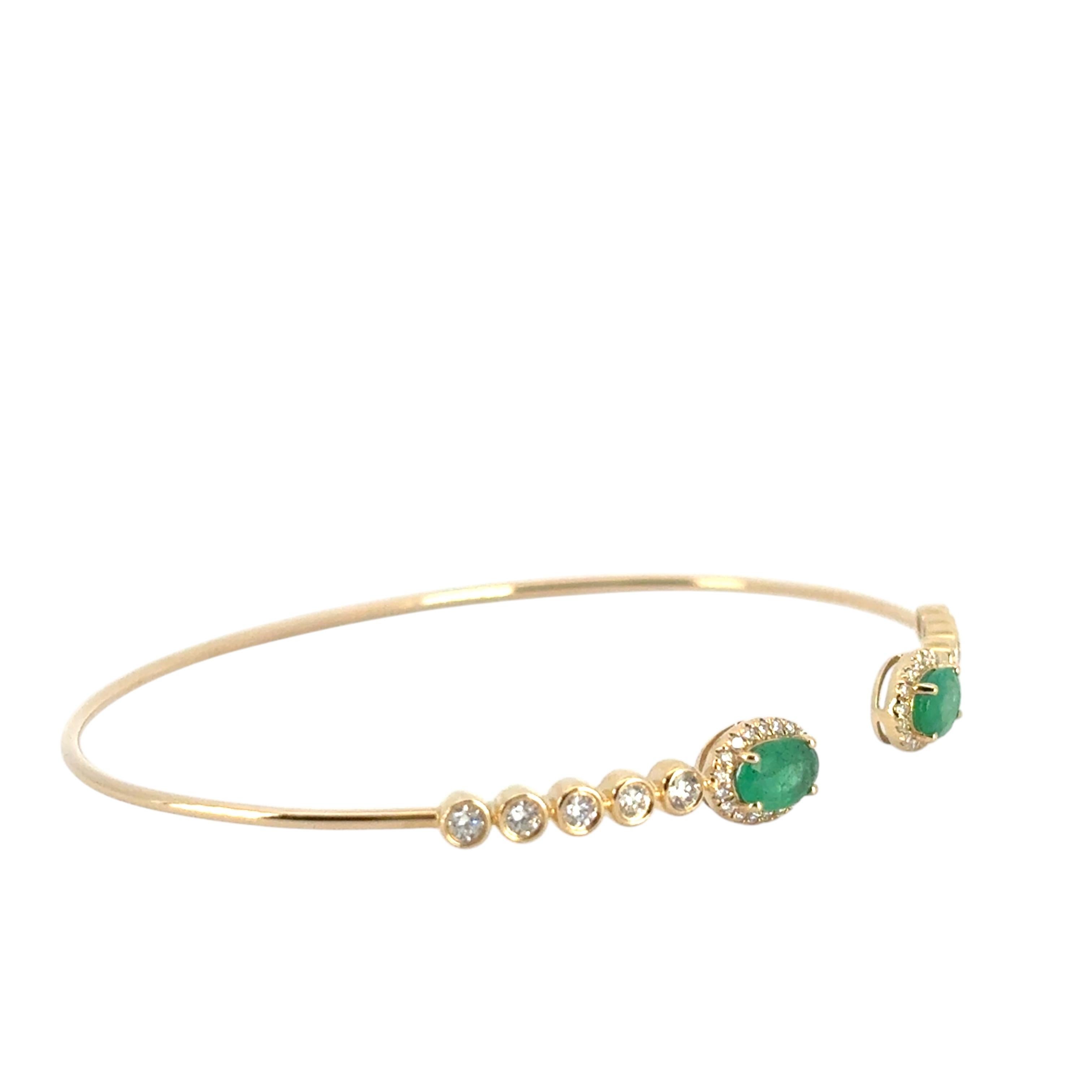 Moderne Bracelet jonc en or jaune 14 carats avec diamants ronds brillants de 0,53 carat et émeraudes de 0,88 carat en vente