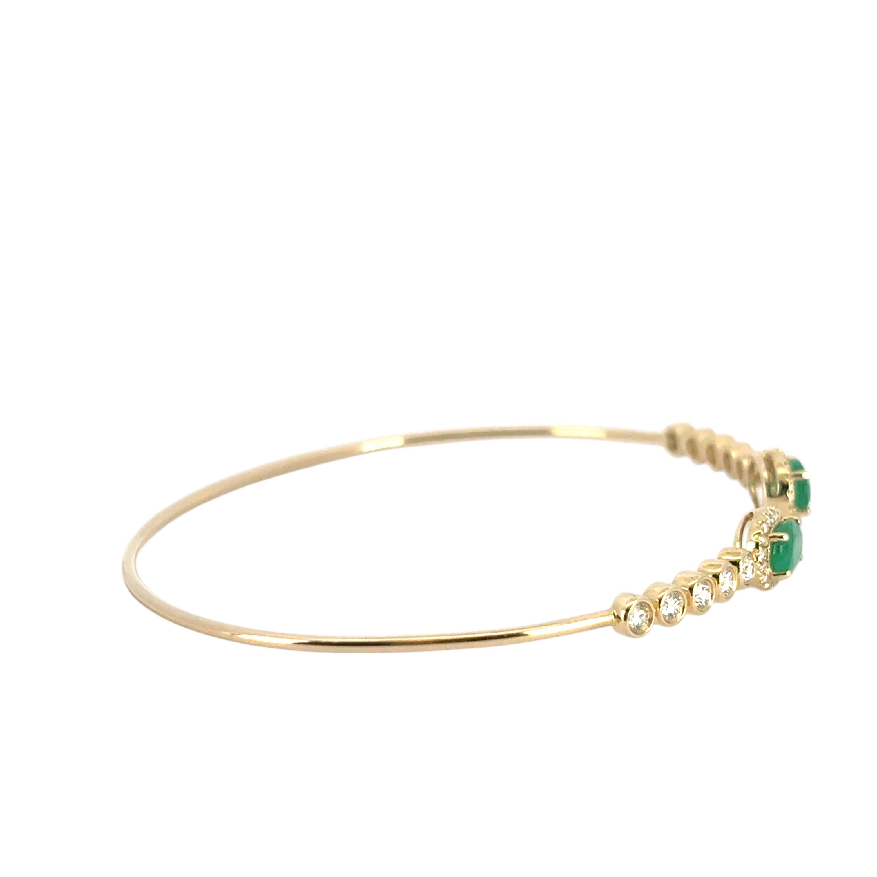 Taille ronde Bracelet jonc en or jaune 14 carats avec diamants ronds brillants de 0,53 carat et émeraudes de 0,88 carat en vente