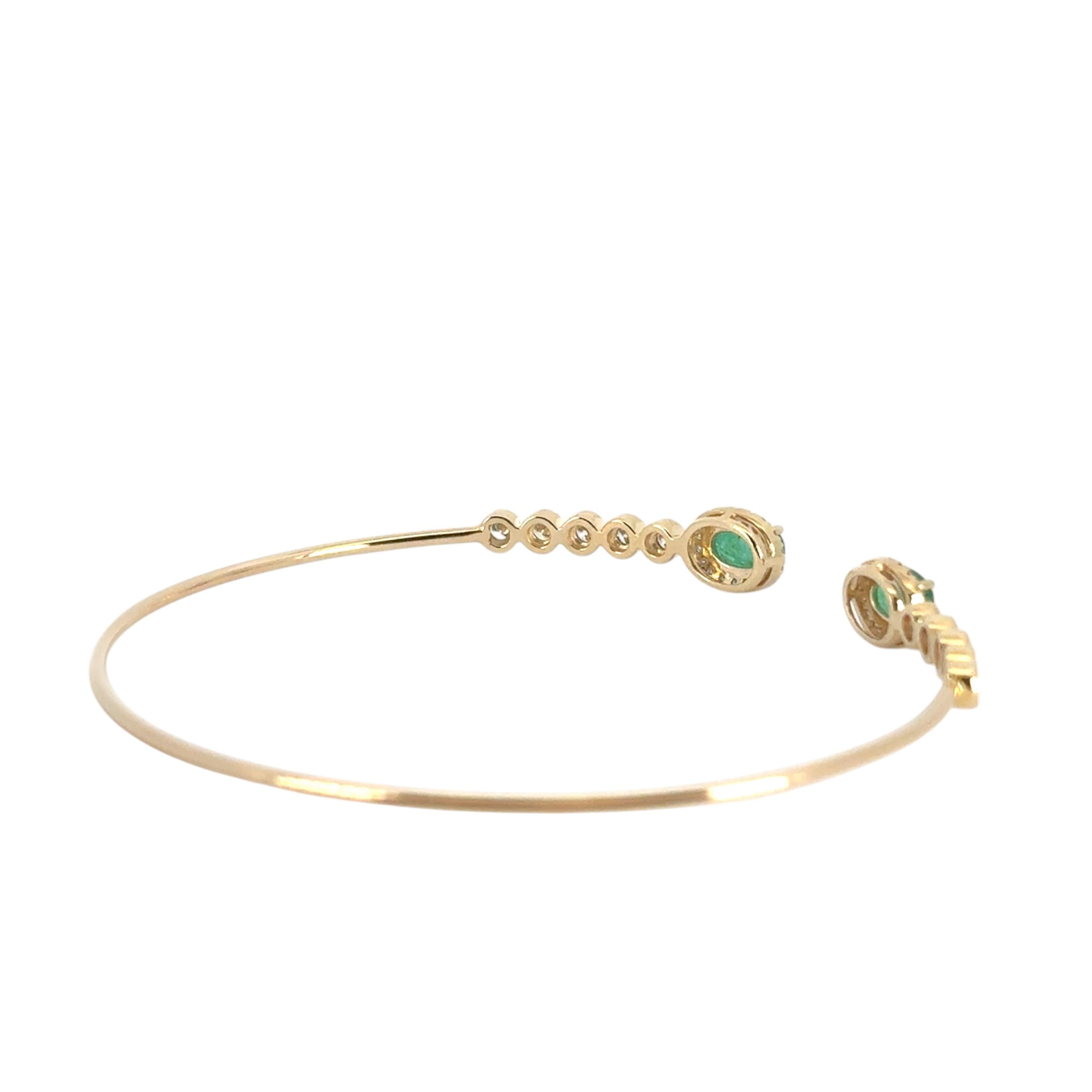 Bracelet jonc en or jaune 14 carats avec diamants ronds brillants de 0,53 carat et émeraudes de 0,88 carat Excellent état - En vente à Boca Raton, FL