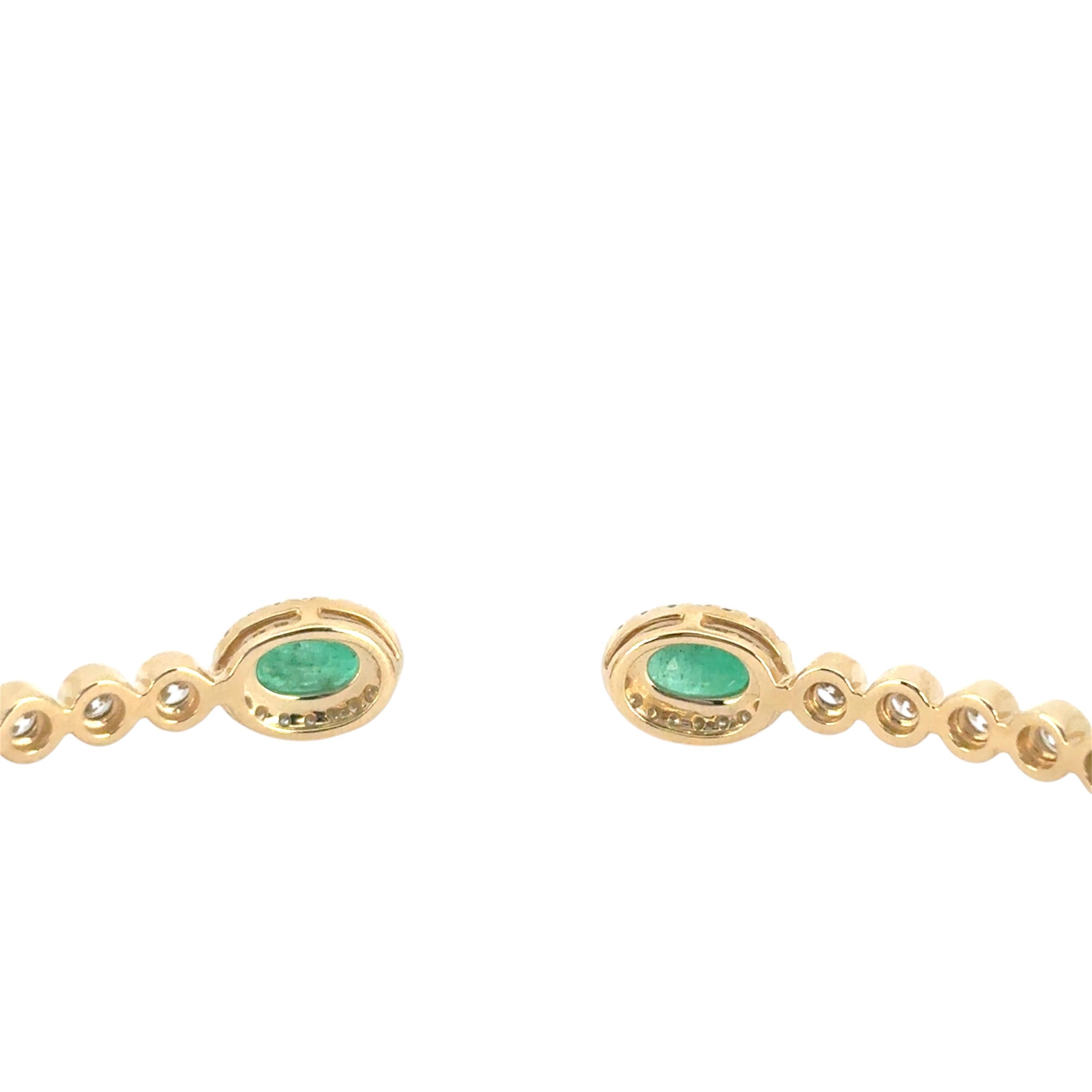 Bracelet jonc en or jaune 14 carats avec diamants ronds brillants de 0,53 carat et émeraudes de 0,88 carat Pour femmes en vente