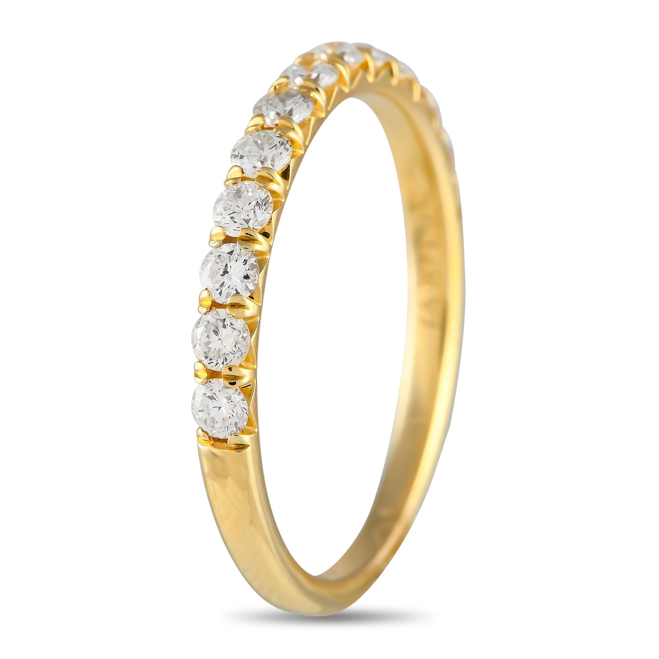 Cette bague en or jaune 14K est incroyablement sophistiquée. Au sommet de la monture, une série de diamants d'un poids total de 0,54 carat apporte l'éclat parfait. Il présente une bande de 1 mm de large et une hauteur supérieure de 1 mm, ce qui en