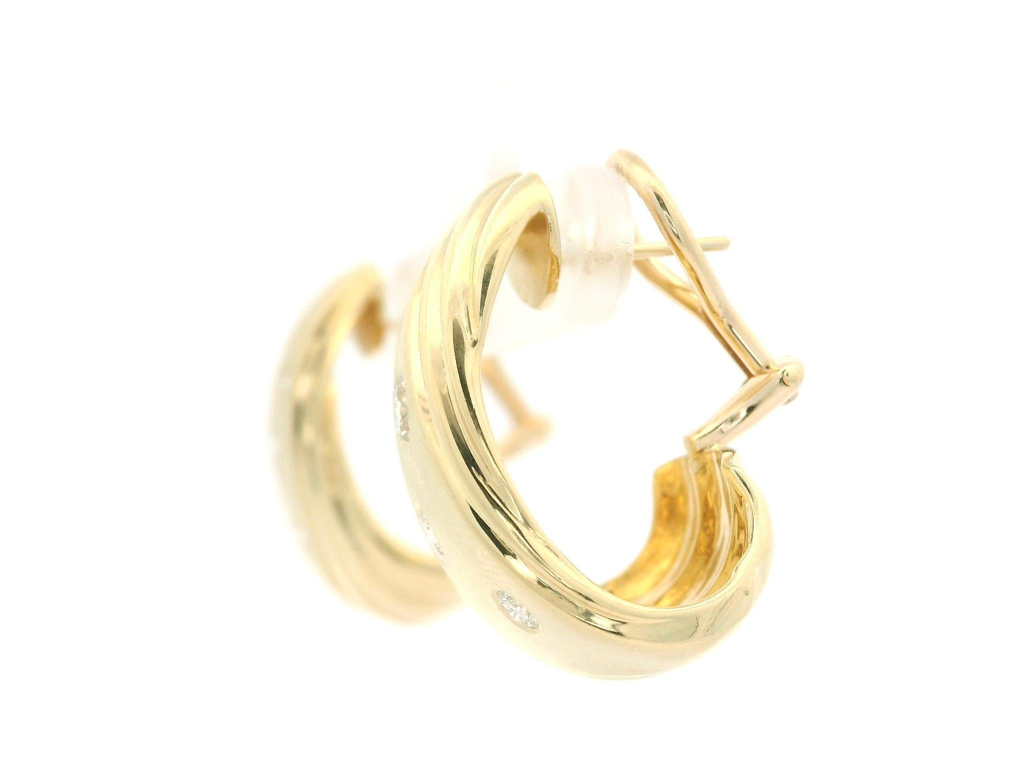 Boucles d'oreilles Omega en or jaune 14k 0.54ctw Diamond Dual Finish Wide Cuff en vente 5