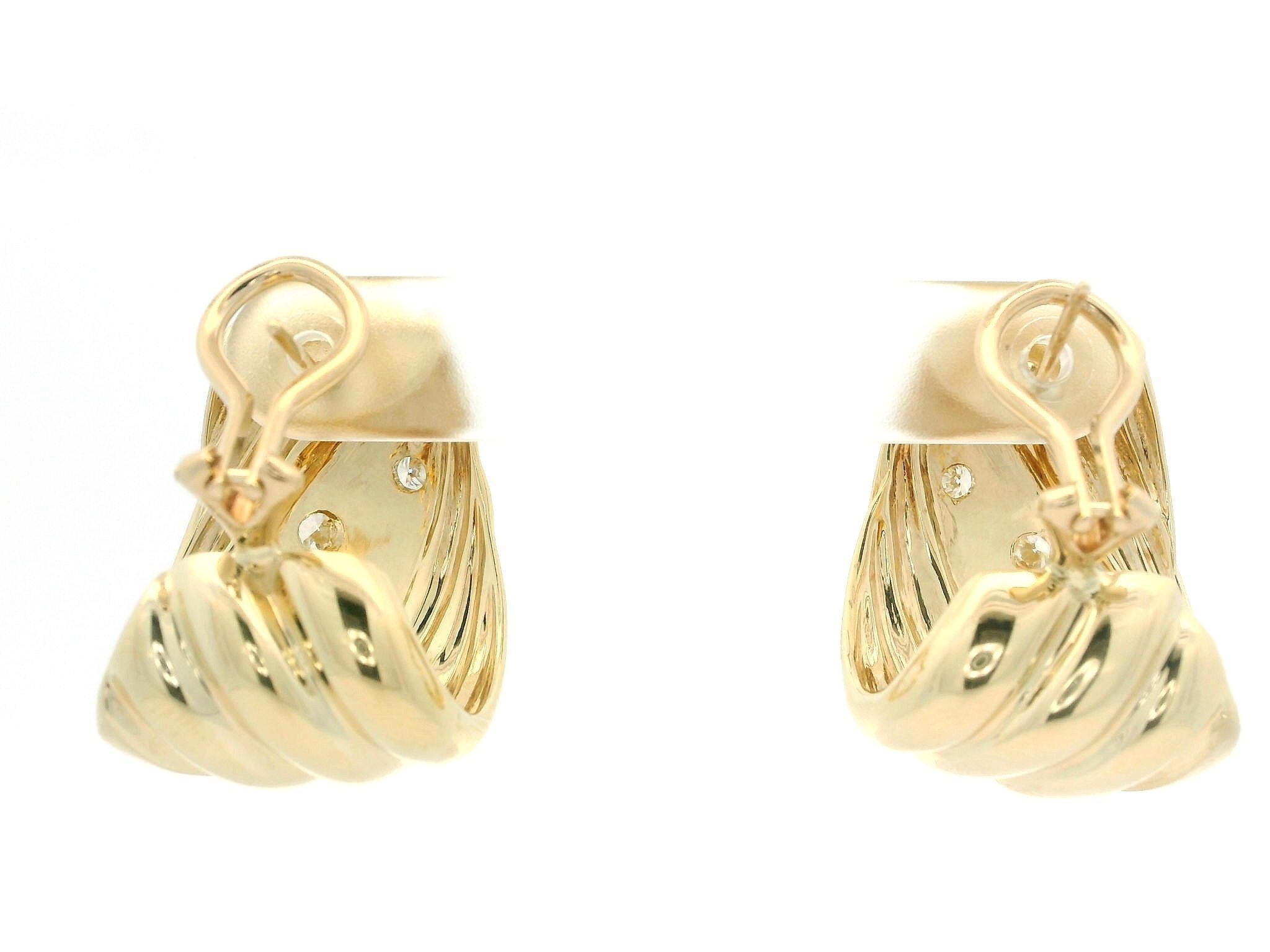 Boucles d'oreilles Omega en or jaune 14k 0.54ctw Diamond Dual Finish Wide Cuff en vente 6