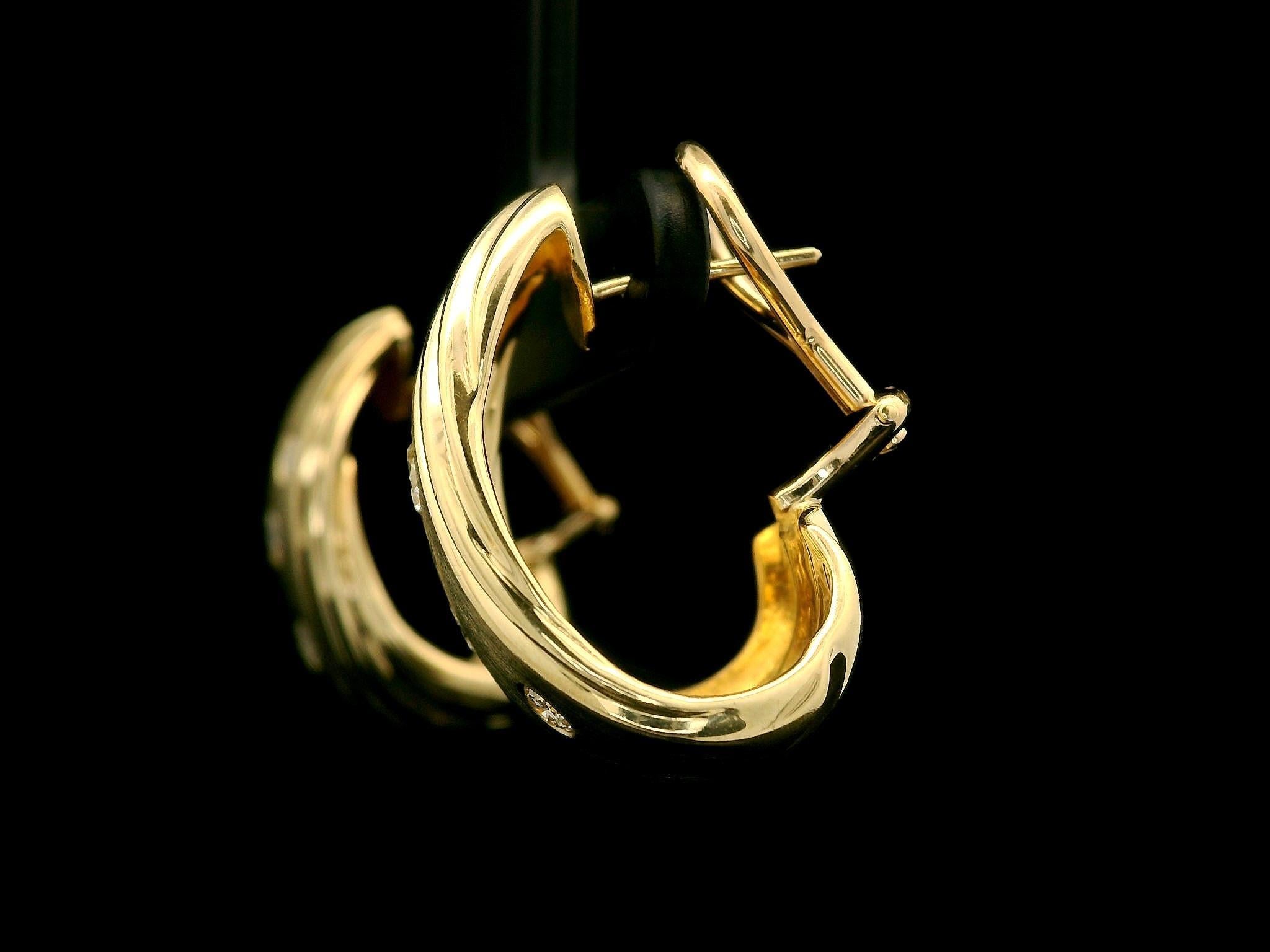 Taille brillant Boucles d'oreilles Omega en or jaune 14k 0.54ctw Diamond Dual Finish Wide Cuff en vente