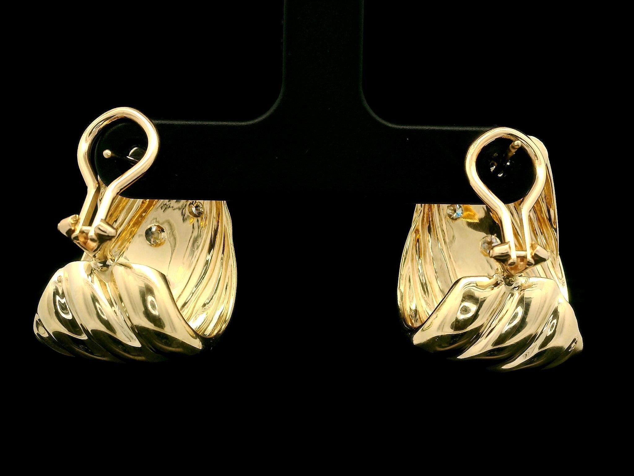 Boucles d'oreilles Omega en or jaune 14k 0.54ctw Diamond Dual Finish Wide Cuff Excellent état - En vente à Montclair, NJ