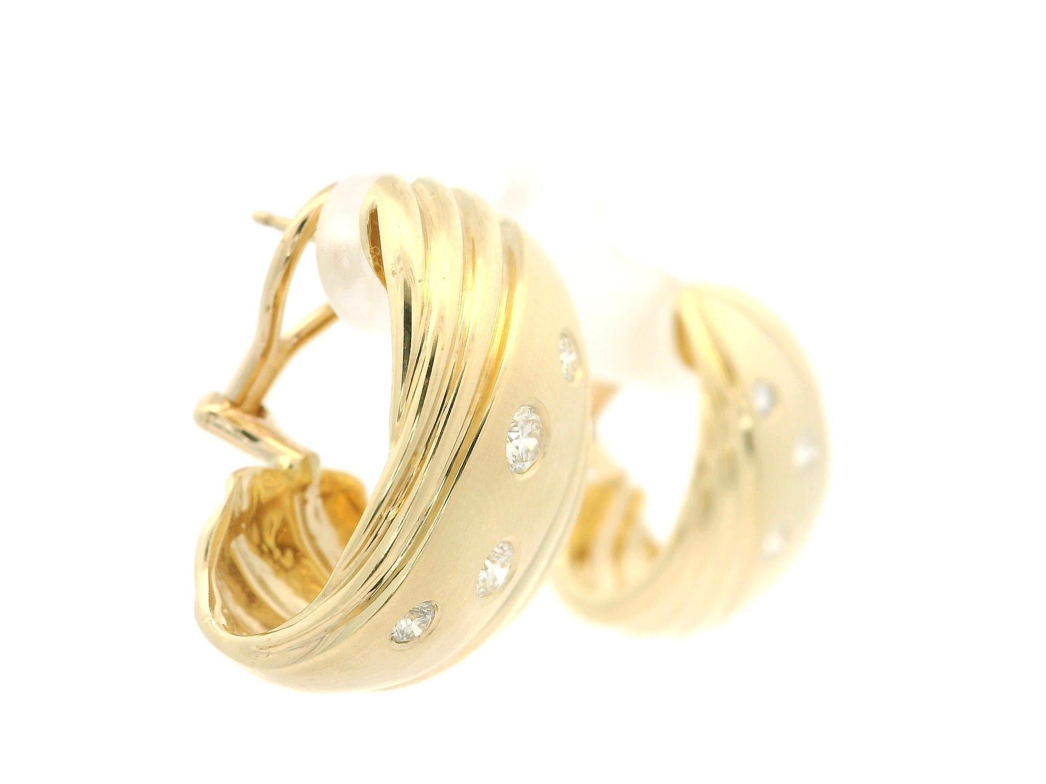 Boucles d'oreilles Omega en or jaune 14k 0.54ctw Diamond Dual Finish Wide Cuff Pour femmes en vente