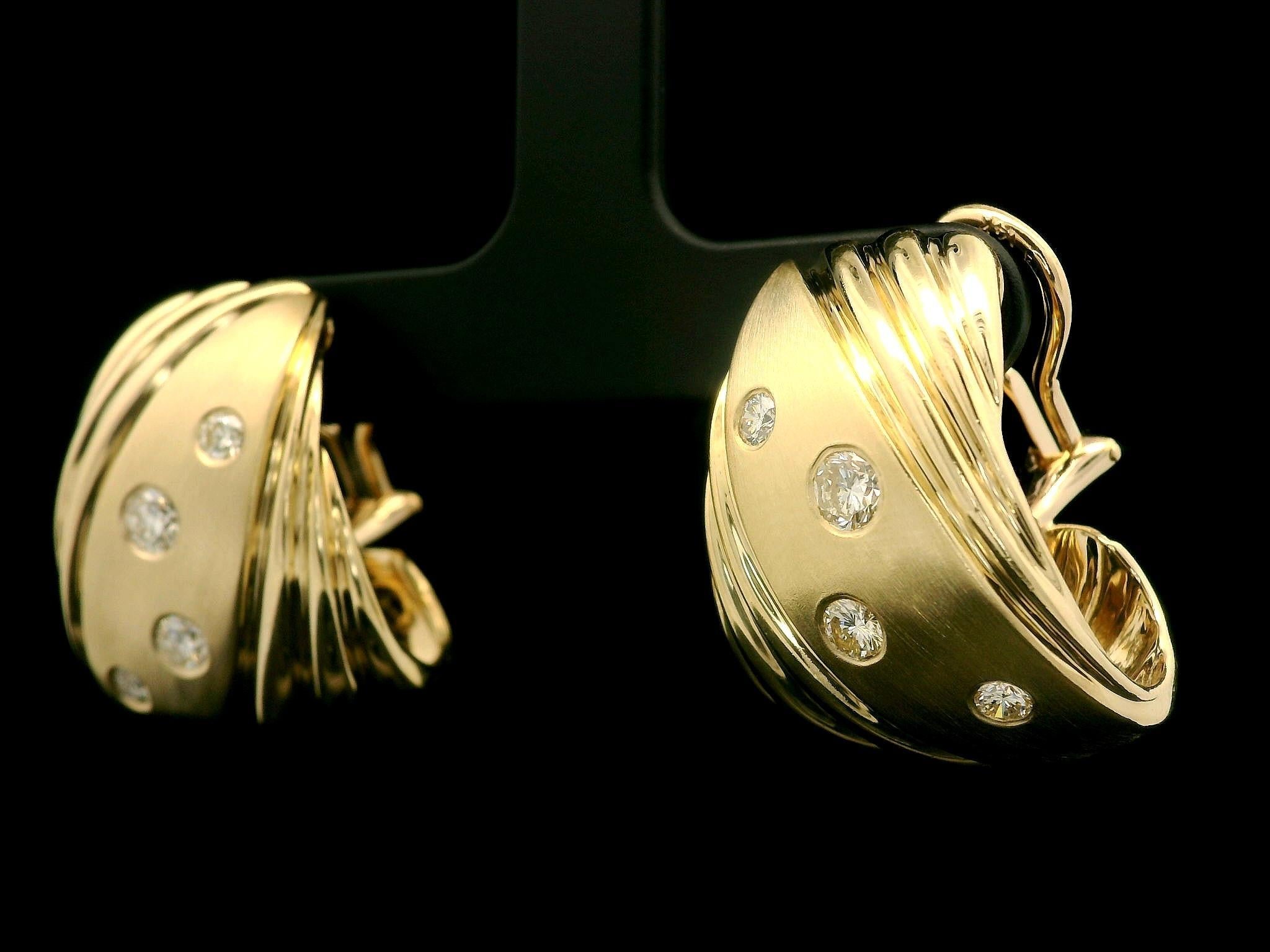Boucles d'oreilles Omega en or jaune 14k 0.54ctw Diamond Dual Finish Wide Cuff en vente 2
